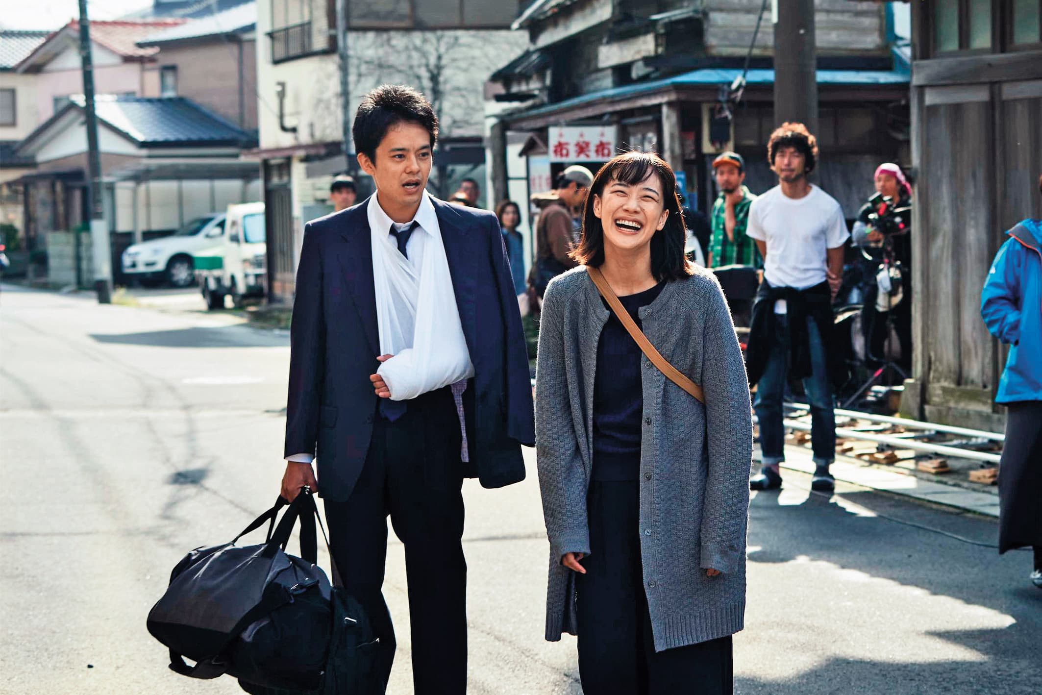 池松壯亮(左)與蒼井優(右)在真利子哲也執導的新片中是一對苦命鴛鴦,為了愛情歷經各種殘酷的考驗。(双喜提供)