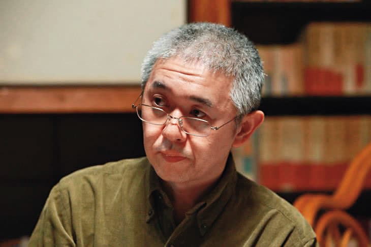 漫畫家新井英樹除了放手讓真利子哲也改編《男人真命苦》,還客串男主角的父親。(翻攝自www.ifuun.com)