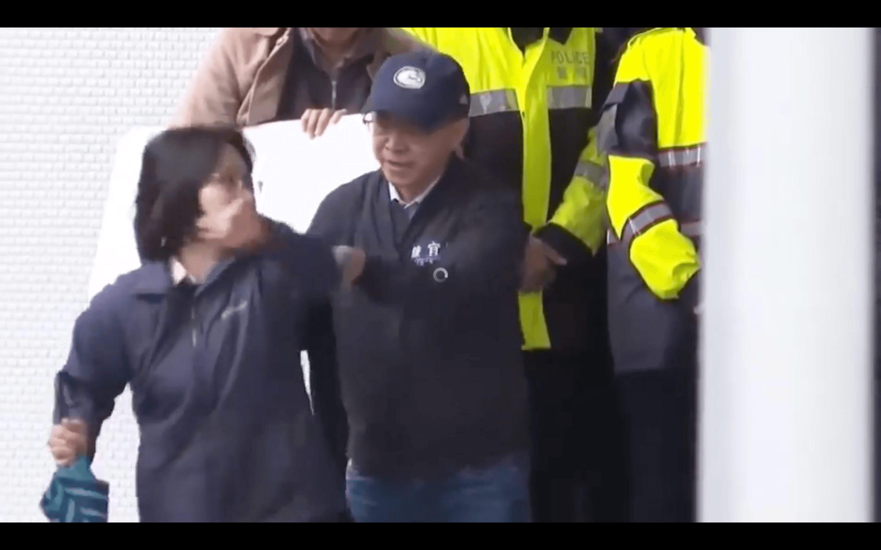 陳宜民還被拍到,疑似徒手將警員從樓梯推下,造成警員一時踉蹌。(翻攝綠黨臉書影片)
