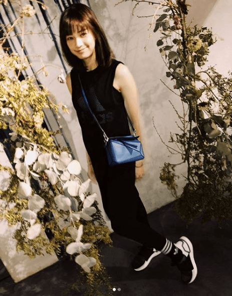 簡嫚書一身黑色look,以斜背的小巧尺寸Puzzle展現個人風格。(LOEWE提供)