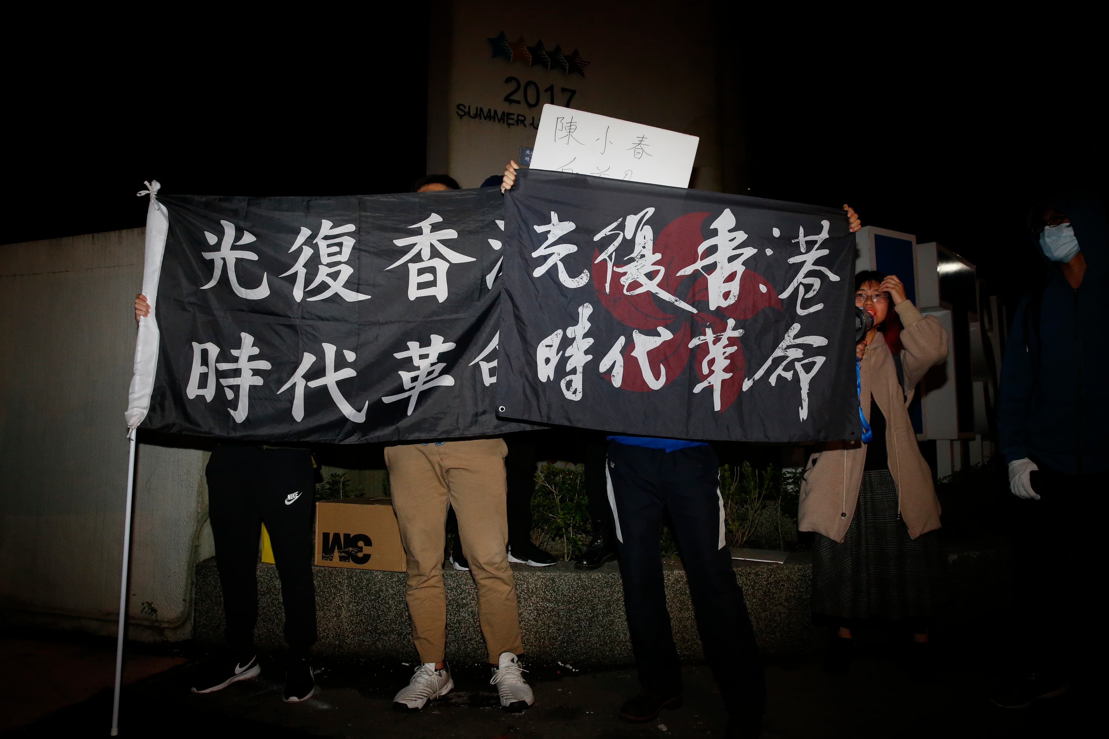 演唱會門外真有示威者舉著「光復香港，時代革命」的旗子，不斷用大聲公喊著：「陳小春自首！」「五大訴求，缺一不可！」。
