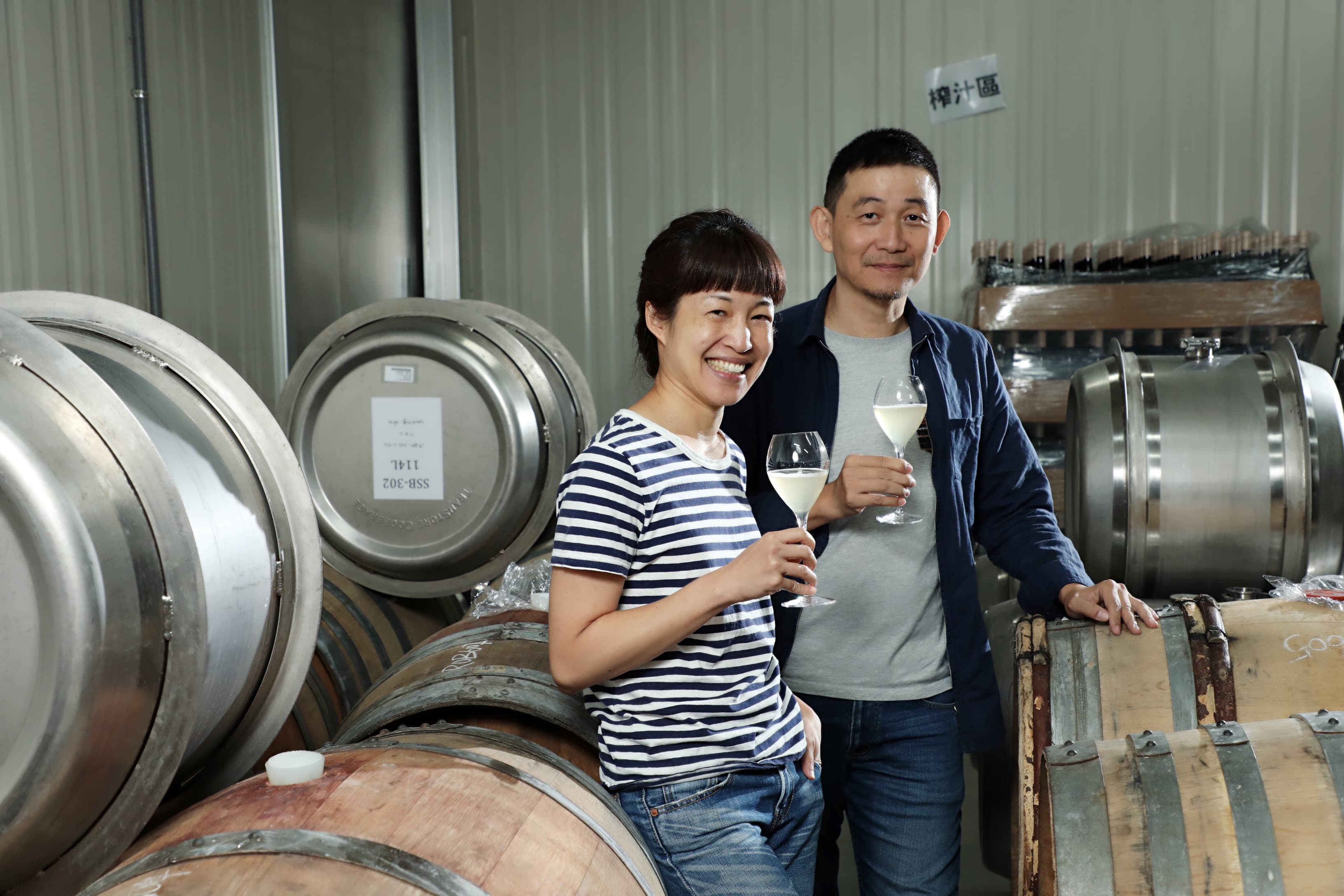 葡萄酒作家林裕森（右）與威石東酒莊執行長楊仁亞（左）為了「Buvons Nature 喝 自然葡萄酒展」合作釀酒。