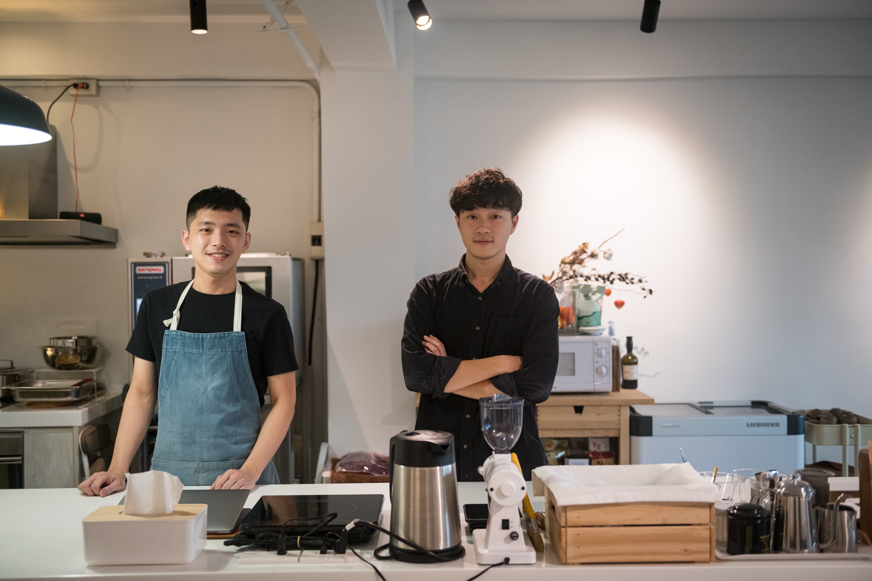 以套餐形式呈現甜點的HUGH LAB由鄭為修(左)與應庚宏(右)二位八年級生創立。