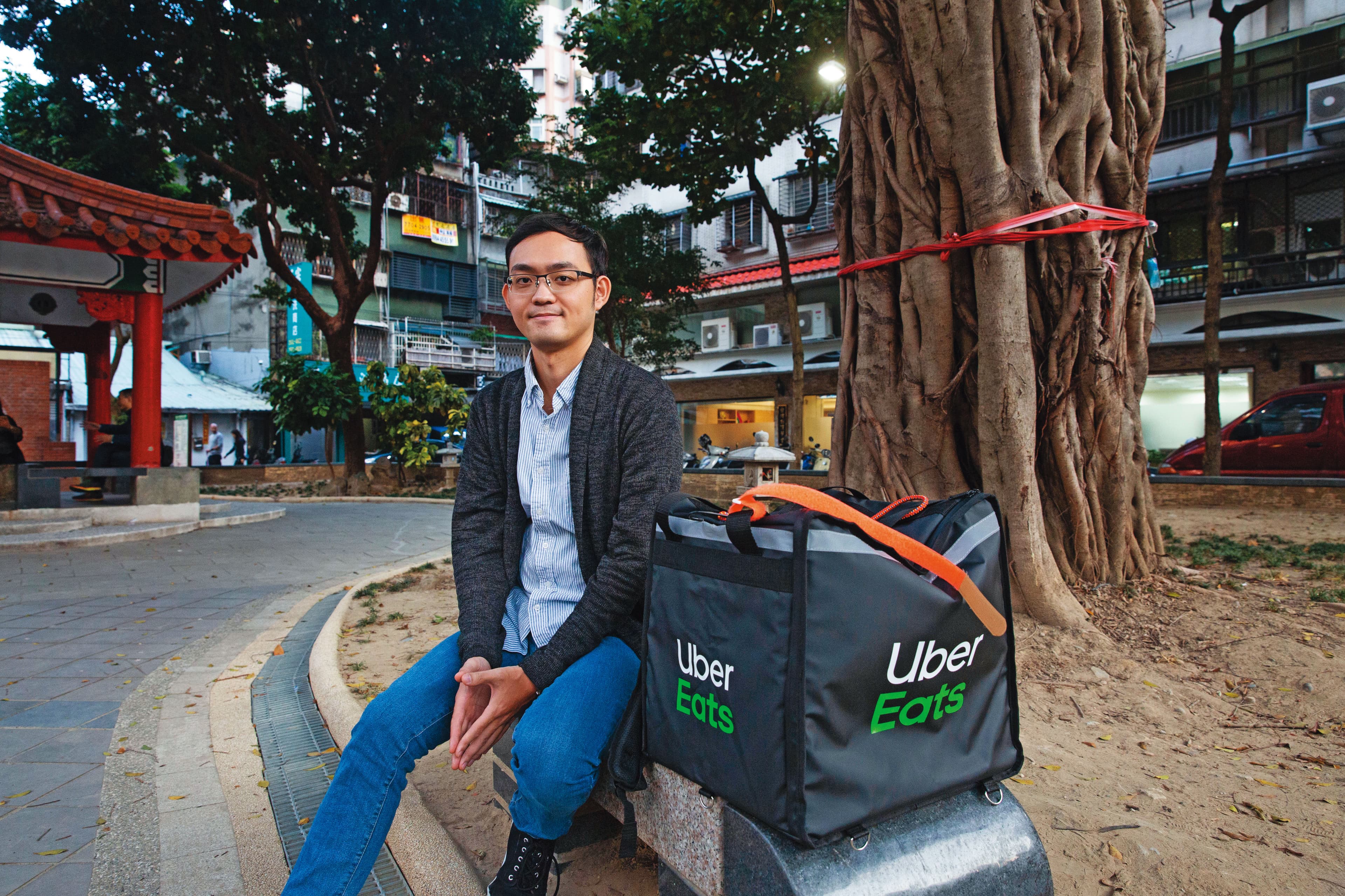 吳宇宗曾任電視台記者,2年前為投入演員夢想,離開新聞圈。在等待演出機會空檔,他跑外送養活自己。