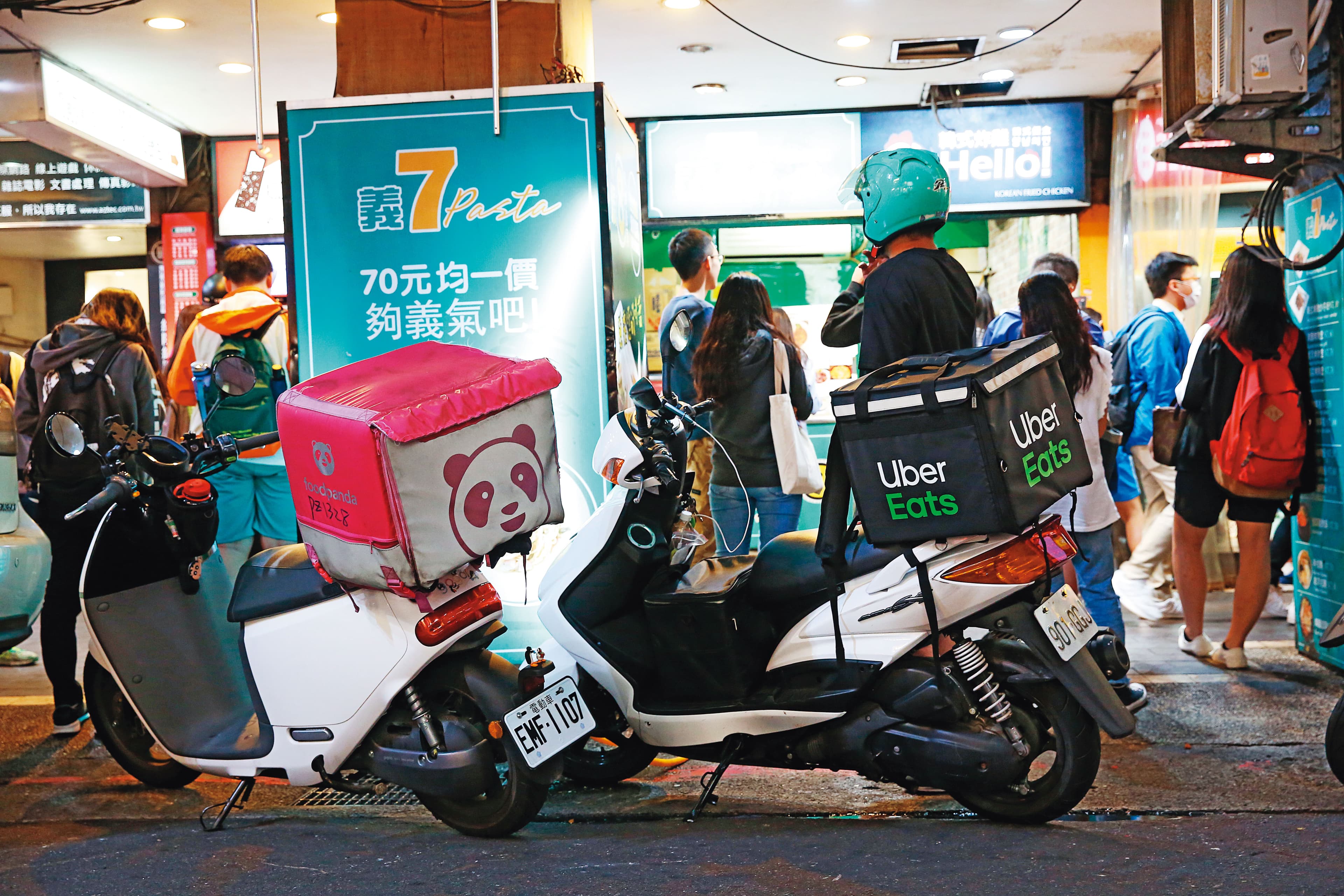 根據勞動部勞檢資料,foodpanda和UberEats外送員分別有3萬和2萬人,為國內2大龍頭。(董孟航攝)