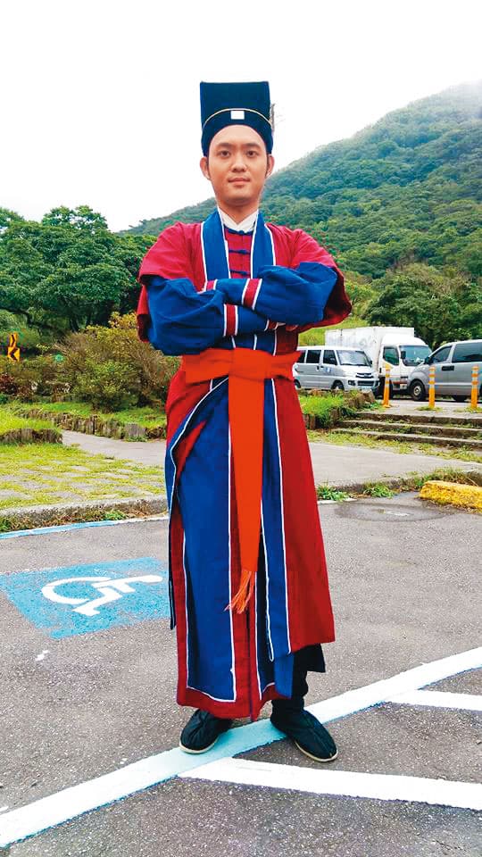 吳宇宗扮演捕快,雖費時梳化努力對戲,他嘆:「又是無敵大背影,一個特寫也沒有。」(翻攝自吳宇宗臉書)