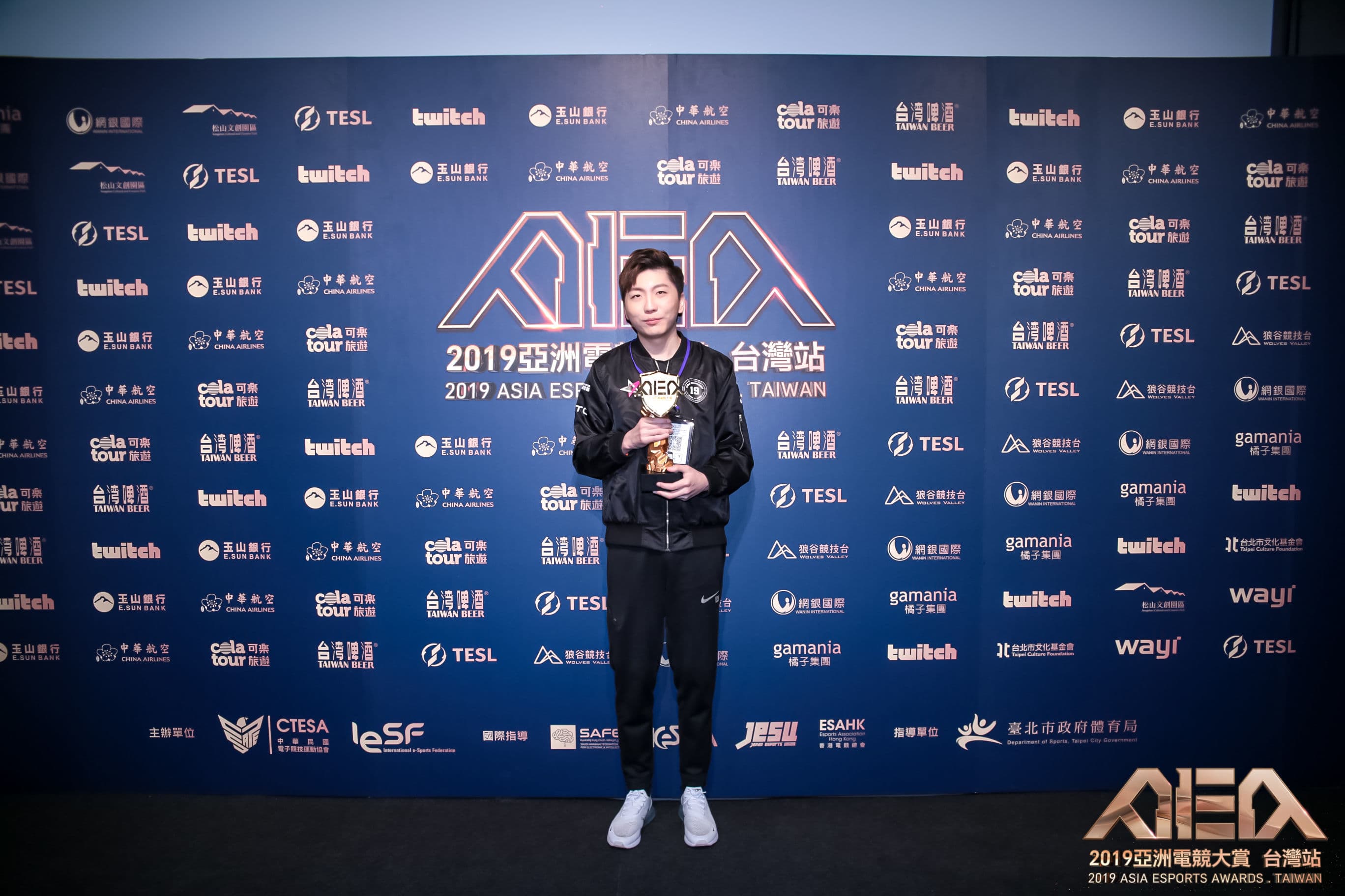 J Team《英雄聯盟》選手Rest獲得年度最佳新人獎。（照片提供：亞洲電競大賞AEA）