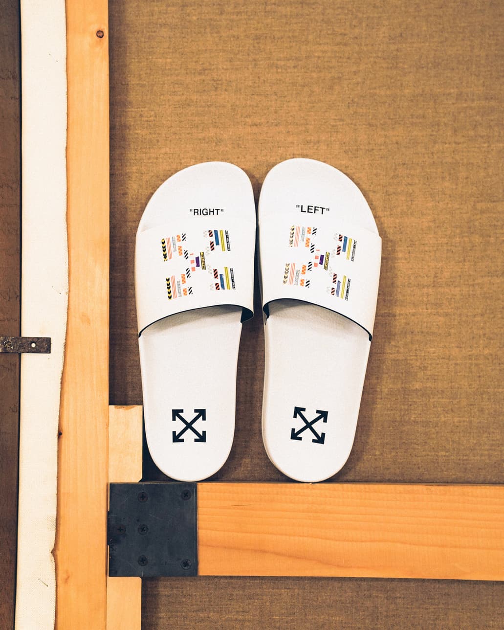OFF-WHITE YOURS TRULY獨家別注系列白色拖鞋。NT$7,200（OFF-WHITE ）