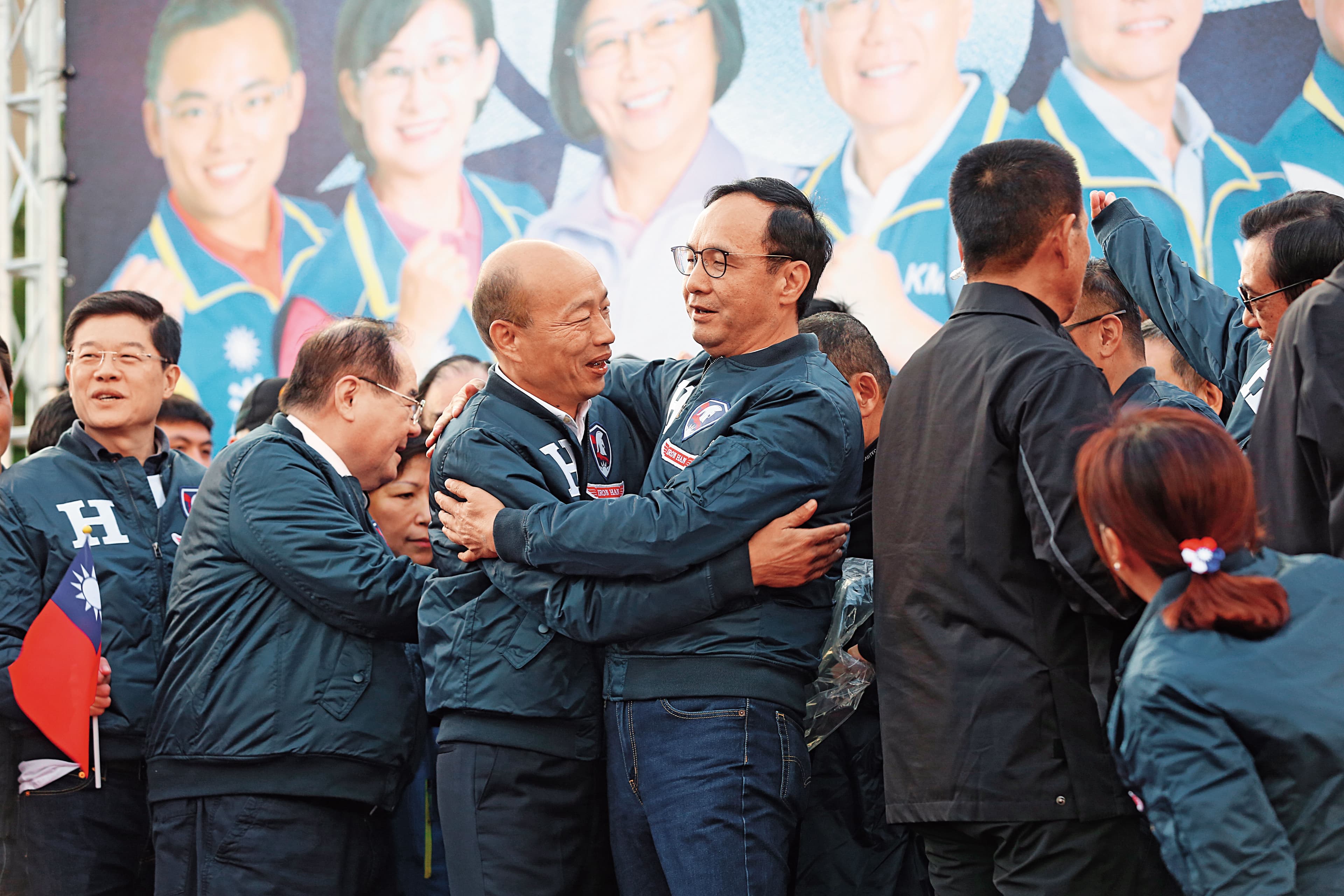 選戰進入最後1個月熱戰,朱立倫終於接下韓國瑜全國競選總部主委,合體同台展現團結。
