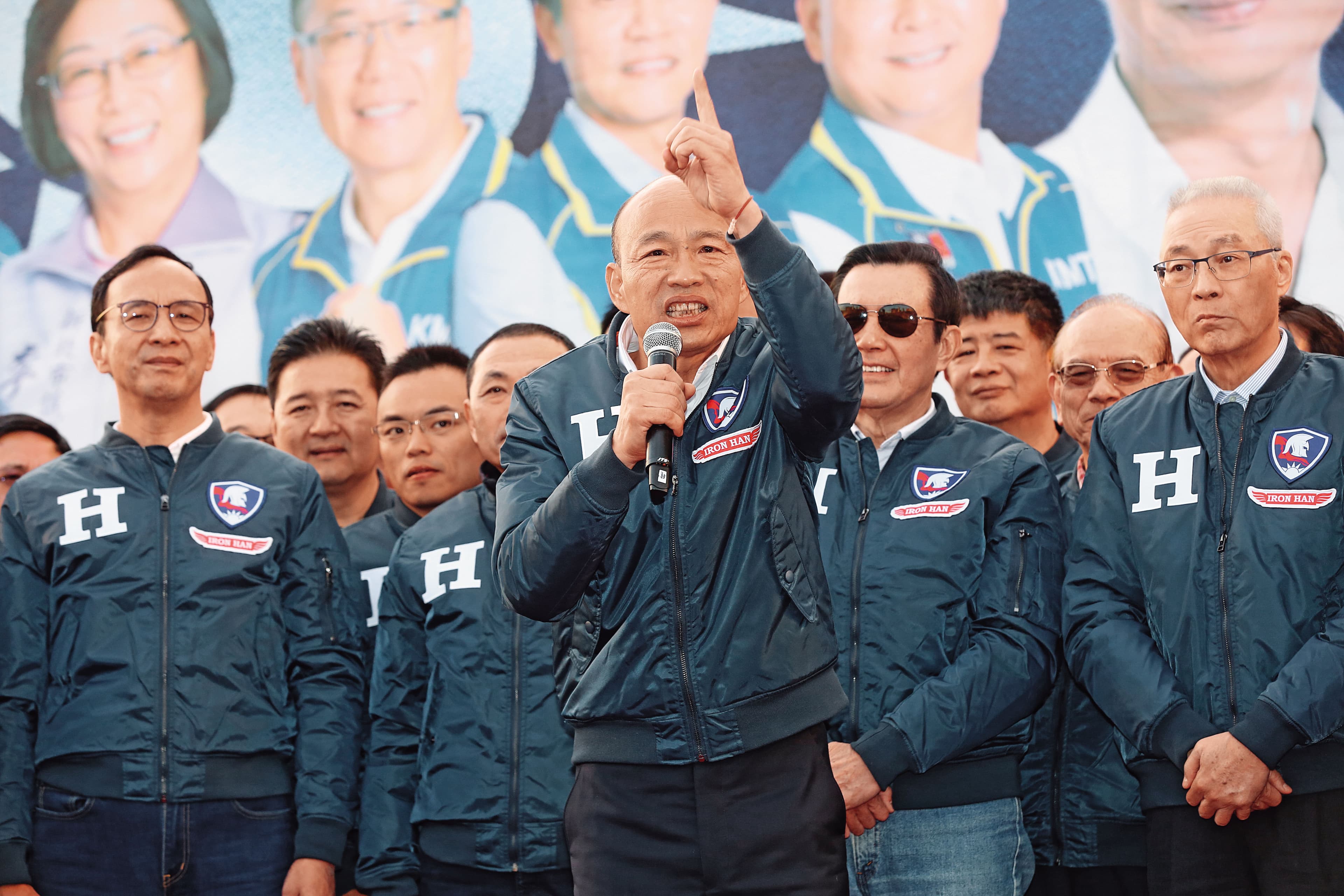 面對逼宮潮山雨欲來,吳敦義(右1)提前展開選後布局,近日大動作安排人事,引起黨內各方注意。