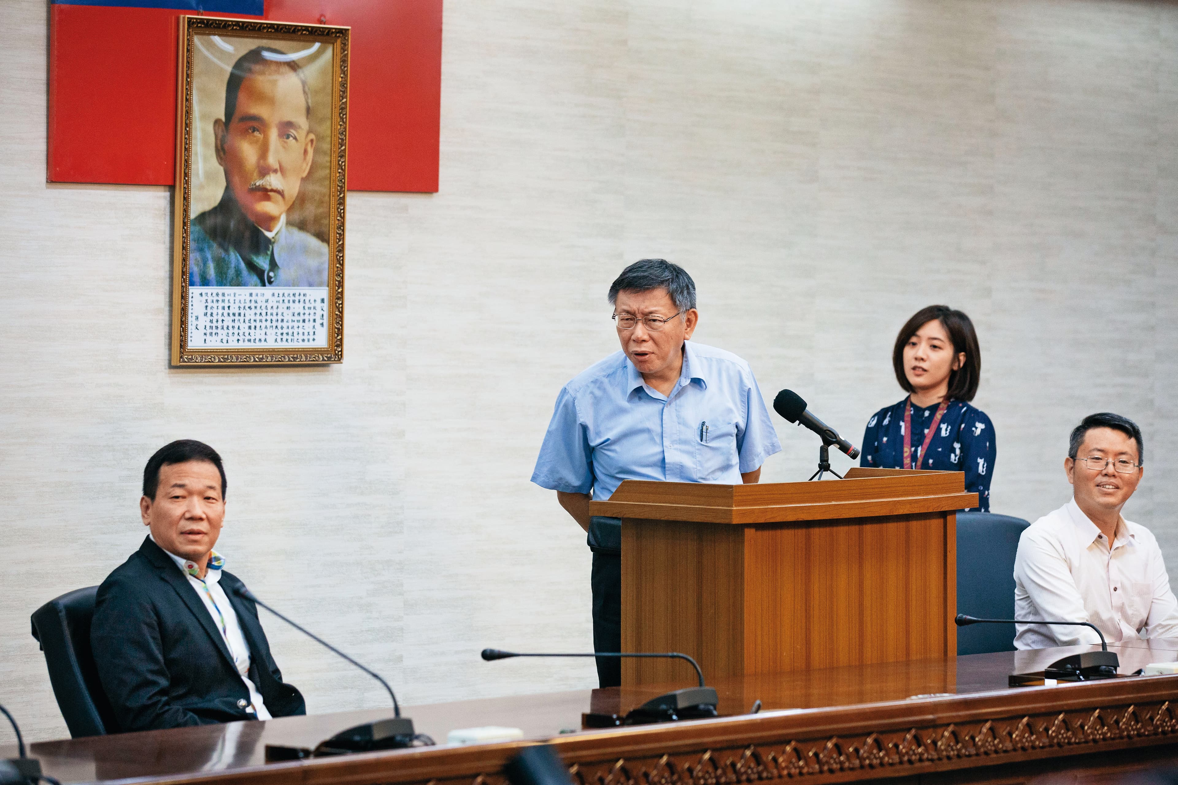 鍾小平（左一）爭取黨內立委初選敗給林郁方後，宣布退出國民黨，並稱要替台北市長柯文哲（左二）組2020後援會。