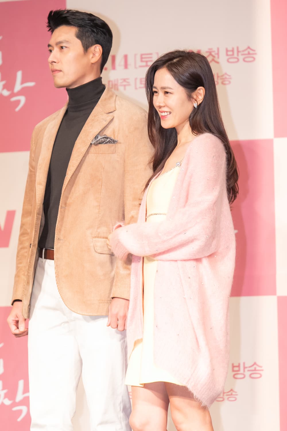 玄彬與孫藝真在《愛的迫降》記者會甜蜜現身,像極了一對新人。(Netflix提供)