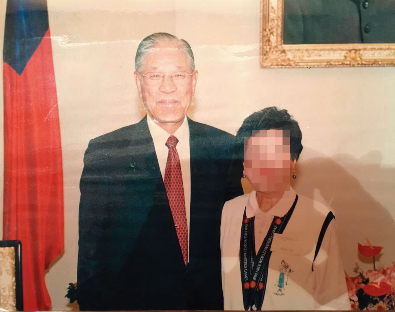 謝女士(右) 一九九八年代表我國參加世界壯年運動會,還曾與前總統李登輝(左)合影。(讀者提供)