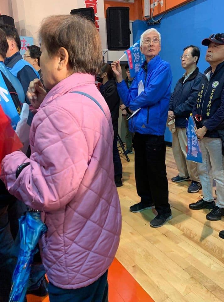 同婚運動先驅祁家威日前現身國民黨立委參選人林奕華的造勢場合。(翻攝自臉書)