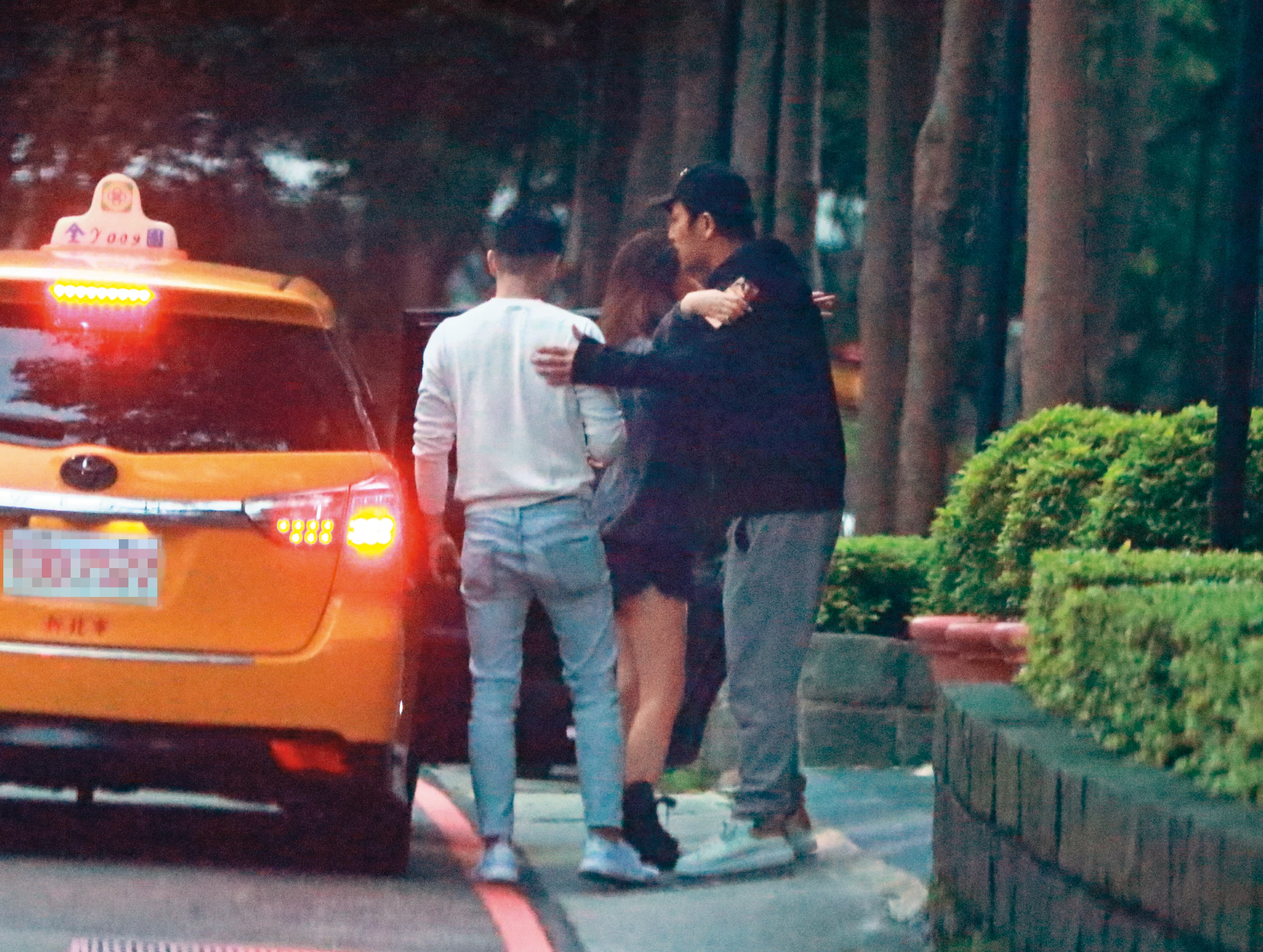 06:27 李進良抱完黑衣女，換黑衣女回抱；想必負氣先走的「鳥鳥」漏掉了這part。