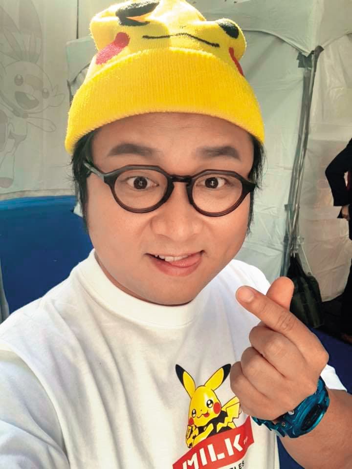 情史了得的納豆,曾被拍到與一名短髮辣妹在東區靜巷內聊天。(翻攝納豆臉書)