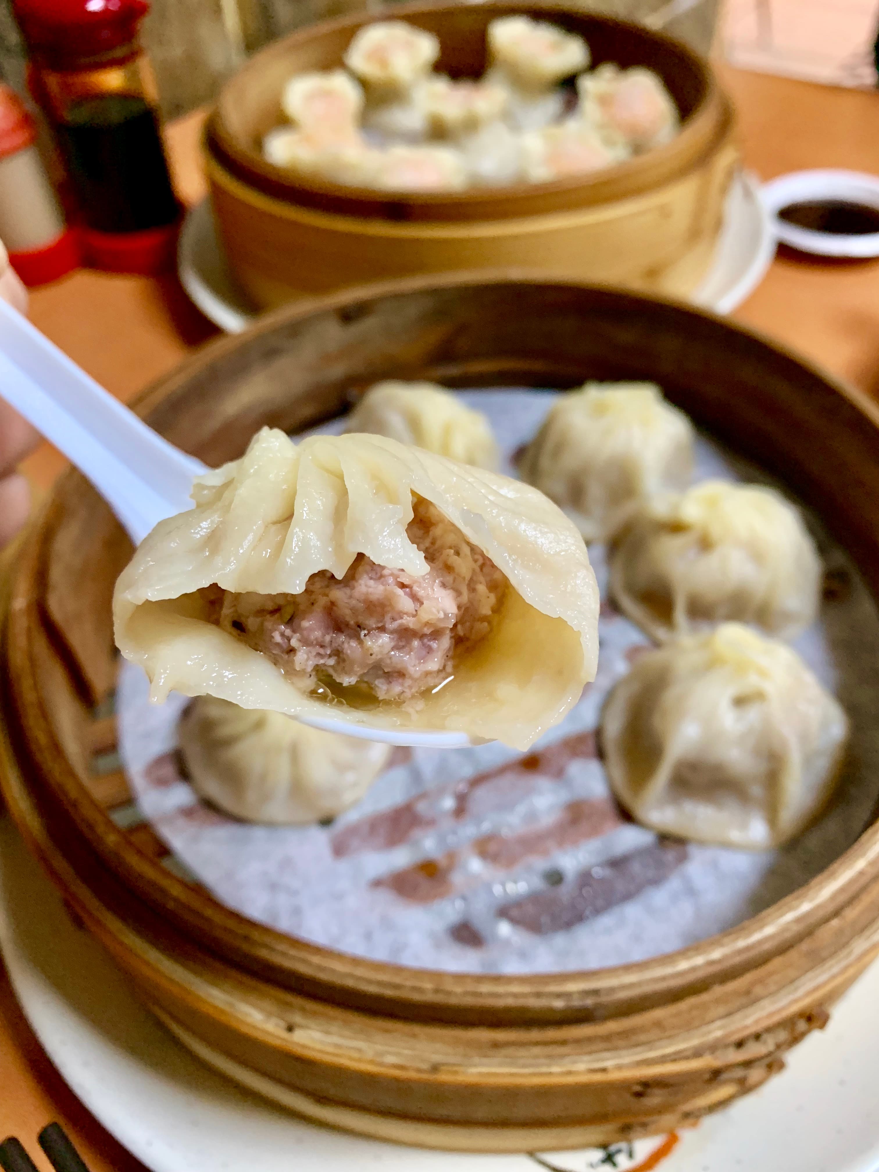 一口咬下小籠包,鮮甜湯汁在嘴裡噴發,肉餡有味不膩,不太需要蘸醬。