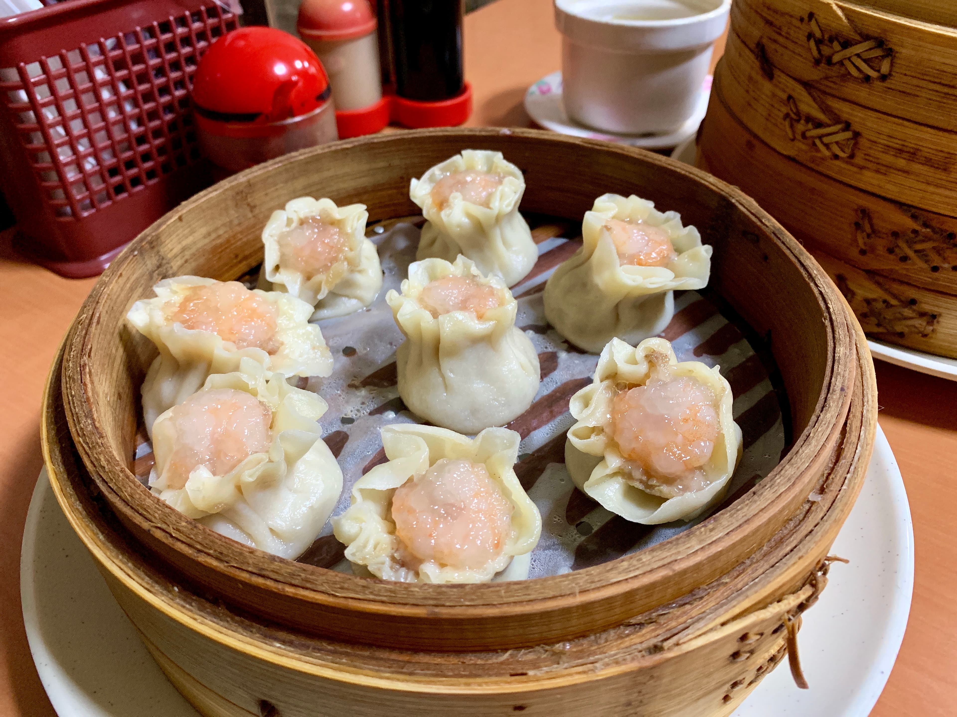 「蝦仁燒賣」口感不像一般皮餡捏得較紮實,肉餡沒這麼濕潤,較為一般。(160元/一籠8個)