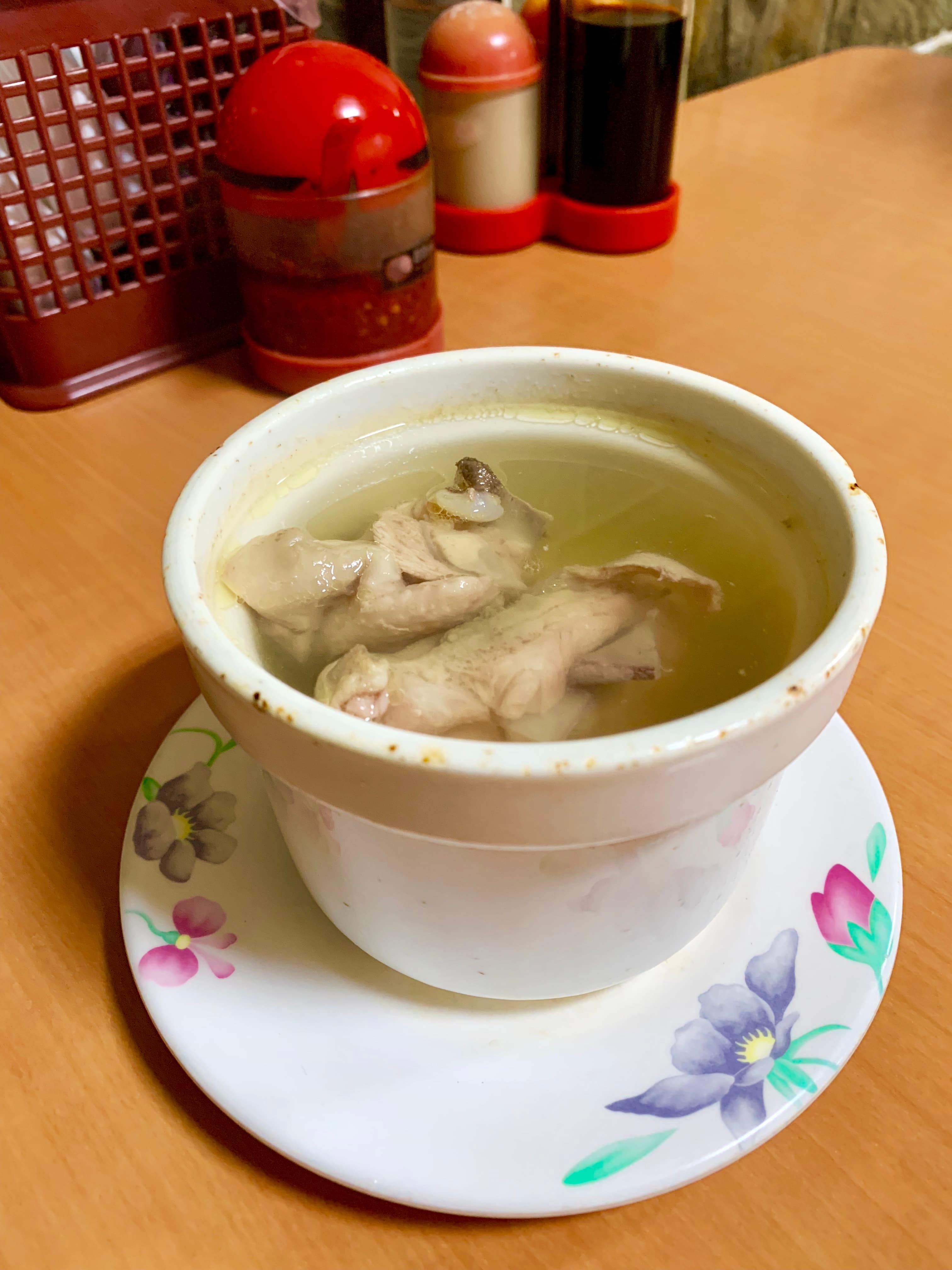 「元盅土雞湯」湯頭味道相當濃厚卻又清澈,土雞肉塊燉到一夾就散,味道鮮嫩。(140元/盅)