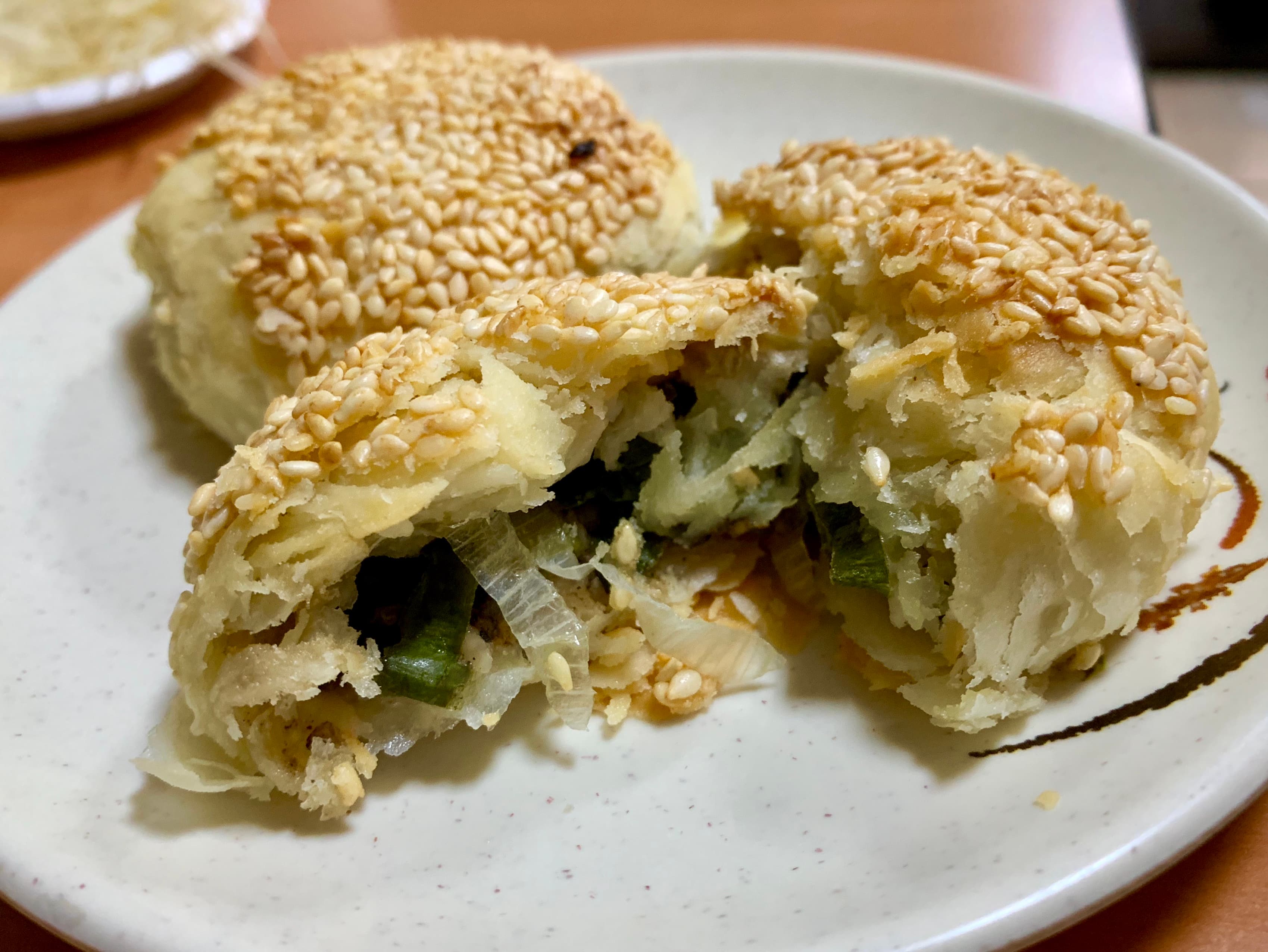 「重酥蔥餅」外皮酥鬆不油,內餡蔥香濃郁。(50元/2個)
