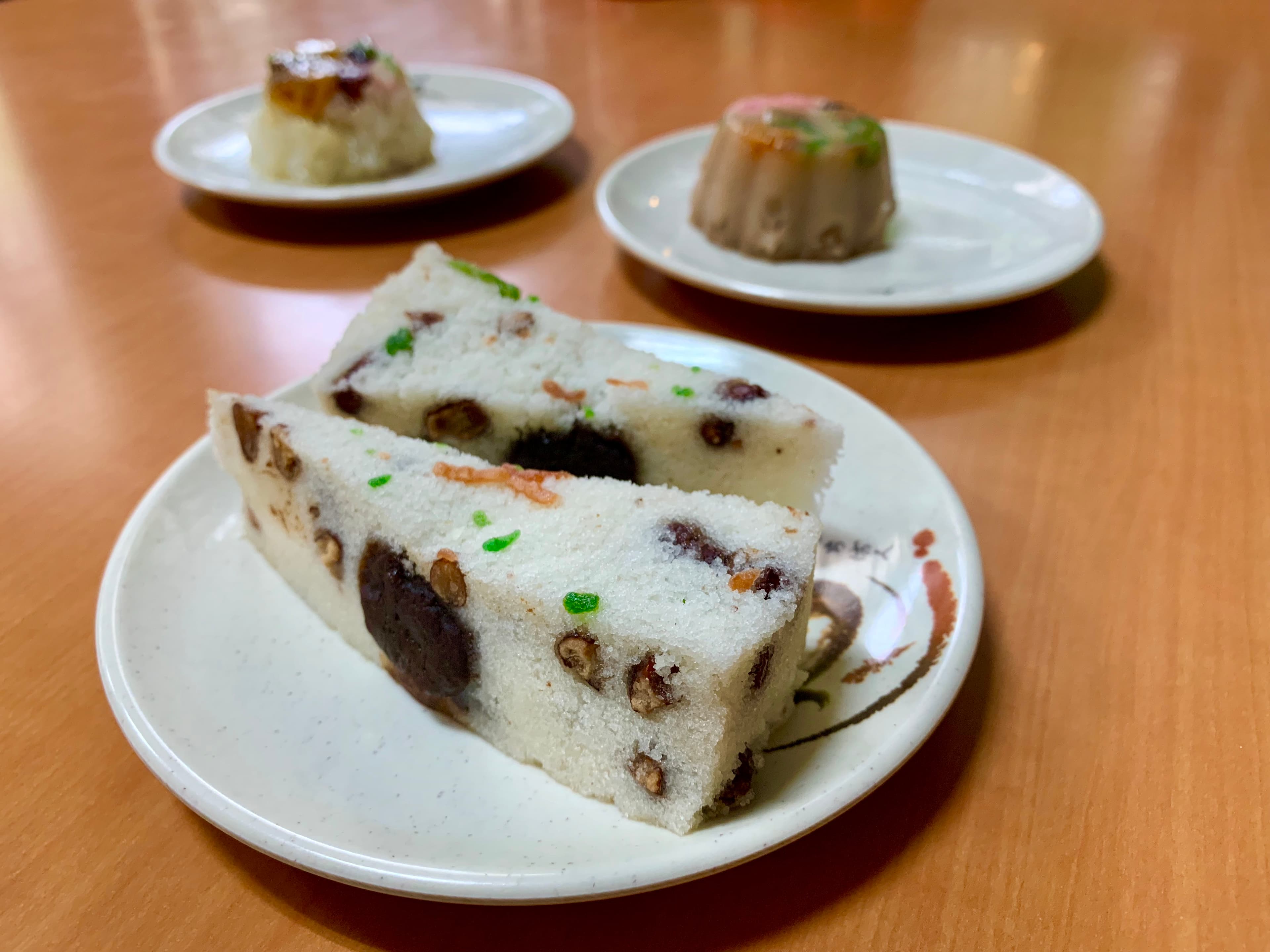「紅豆鬆糕」口感介於紮實和軟綿之間,紅豆泥甜而不膩。(60元/2塊)