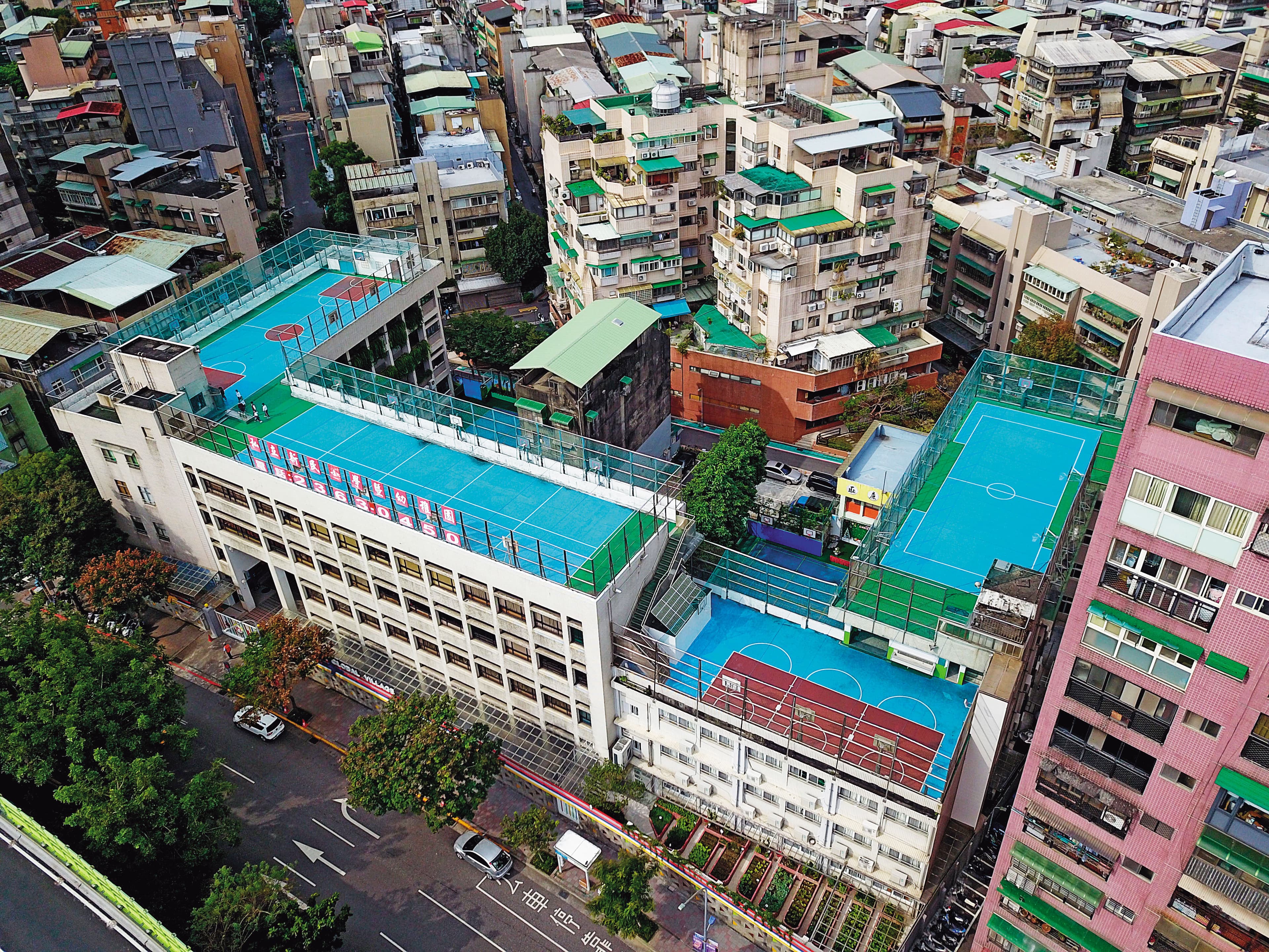 新民國小前身是新民幼稚園,鄰近捷運台電大樓站,附近都是精華住宅區段,吸引不少建商和校方洽談都更案。