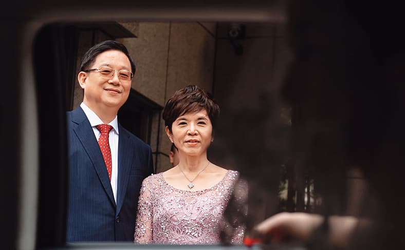 楊文虎和王音之當時淚眼嫁女,流露不捨心情,但如今卻讓女兒獨自留在台灣關在看守所中。(翻攝自網路)