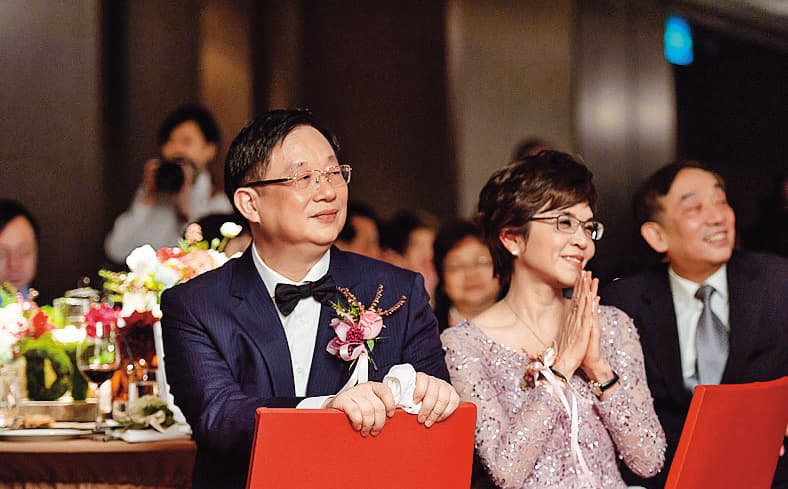 楊文虎與王音之夫妻(圖前)高調嫁出愛女,2人在婚宴上看著女兒成長點滴及成家過程仍相當不捨。(翻攝自網路)