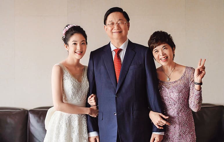 3年前,楊文虎夫妻為愛女楊宇晨在寒舍艾美酒店舉辦豪奢婚禮,夫妻與新娘子開心合照,如今卻爆發潤寅百億詐貸案,相當諷刺。(翻攝自網路)