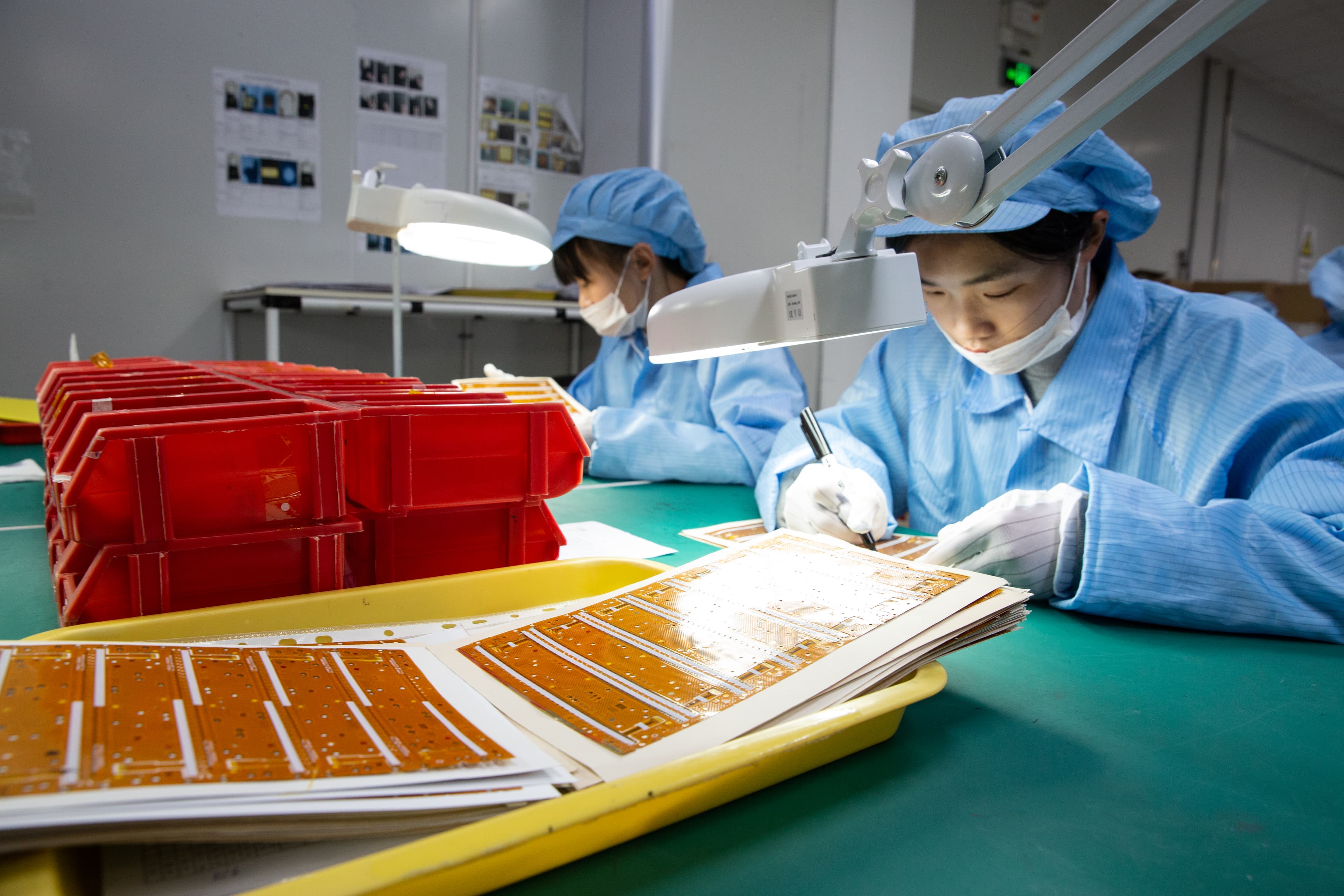 線路解析品質與穩定度是軟板的決勝關鍵,圖為出廠前的成品檢驗。