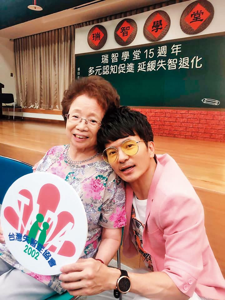 唐媽媽(左)近幾年罹患失智症,家人辛苦照料,唐從聖因此體認長照險很重要。(翻攝唐從聖臉書)