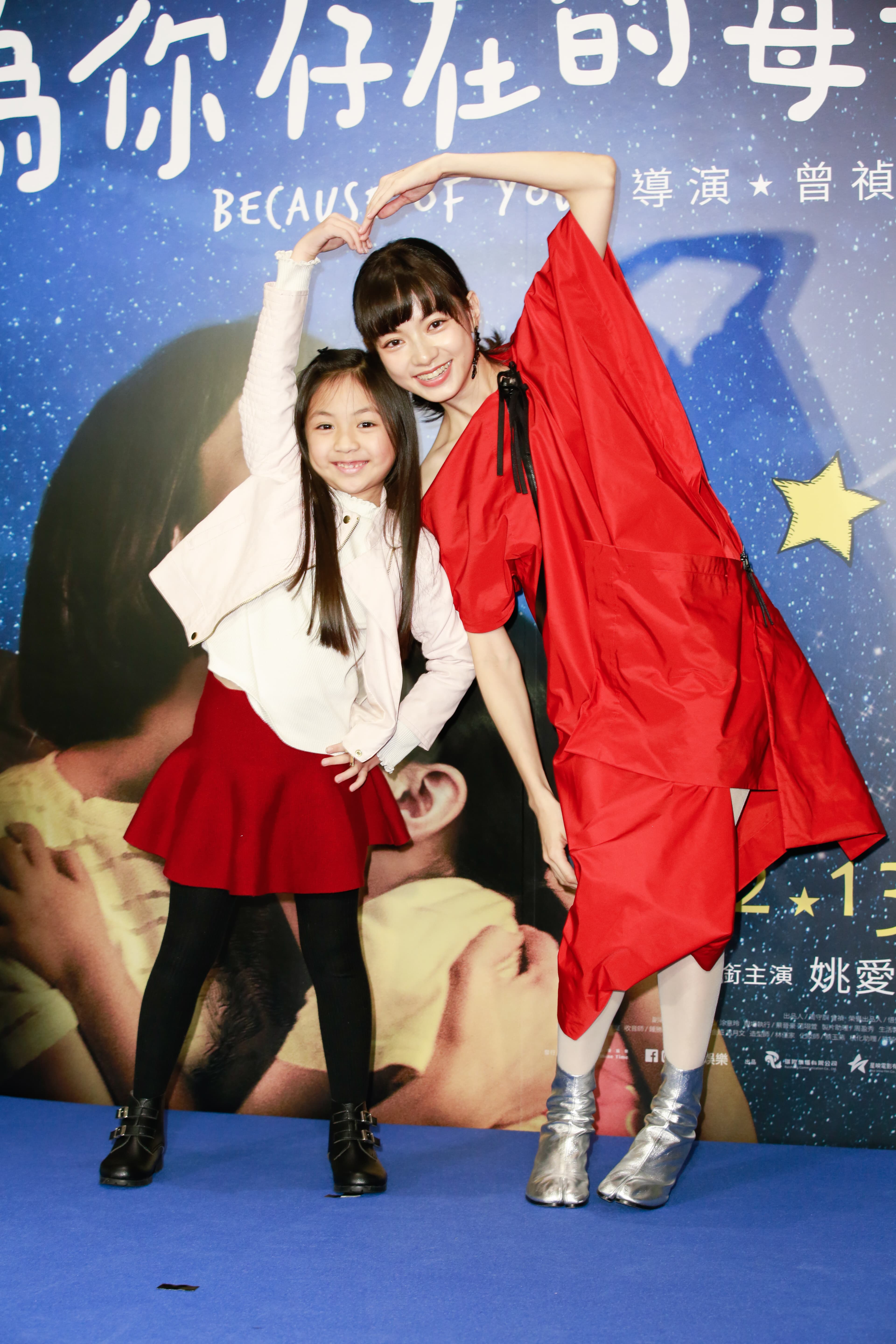 姚愛寗與演她女兒的陳品嫙感情甚篤,拍戲時還常一起睡。