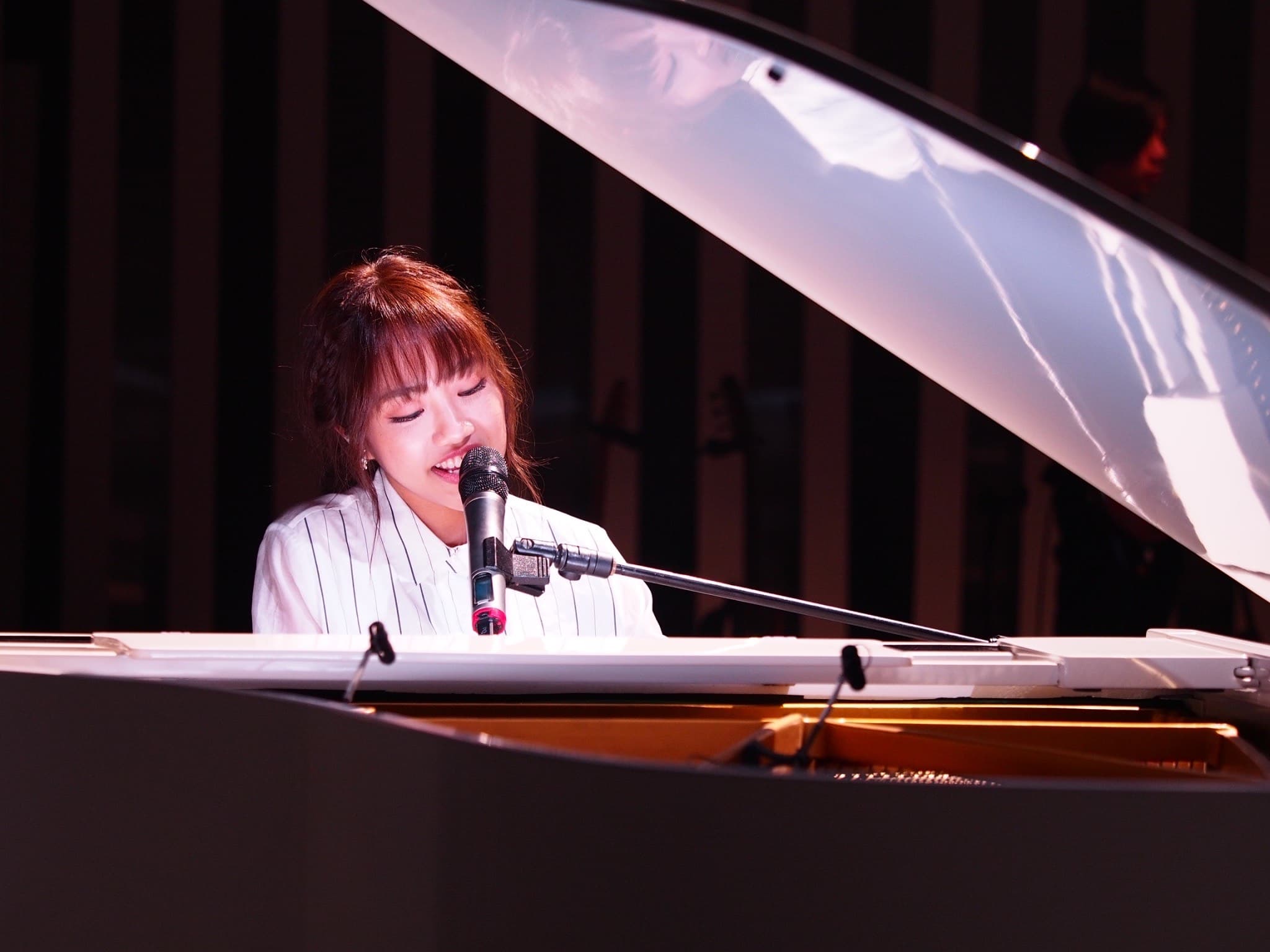 蔡佩軒除了演唱成名曲〈我們不一樣〉更帶來自己14歲寫的第一首歌〈每一次想妳〉。(公視提供)