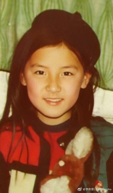 李英愛在微博曝光她11歲的童年照。(翻攝自李英愛微博)