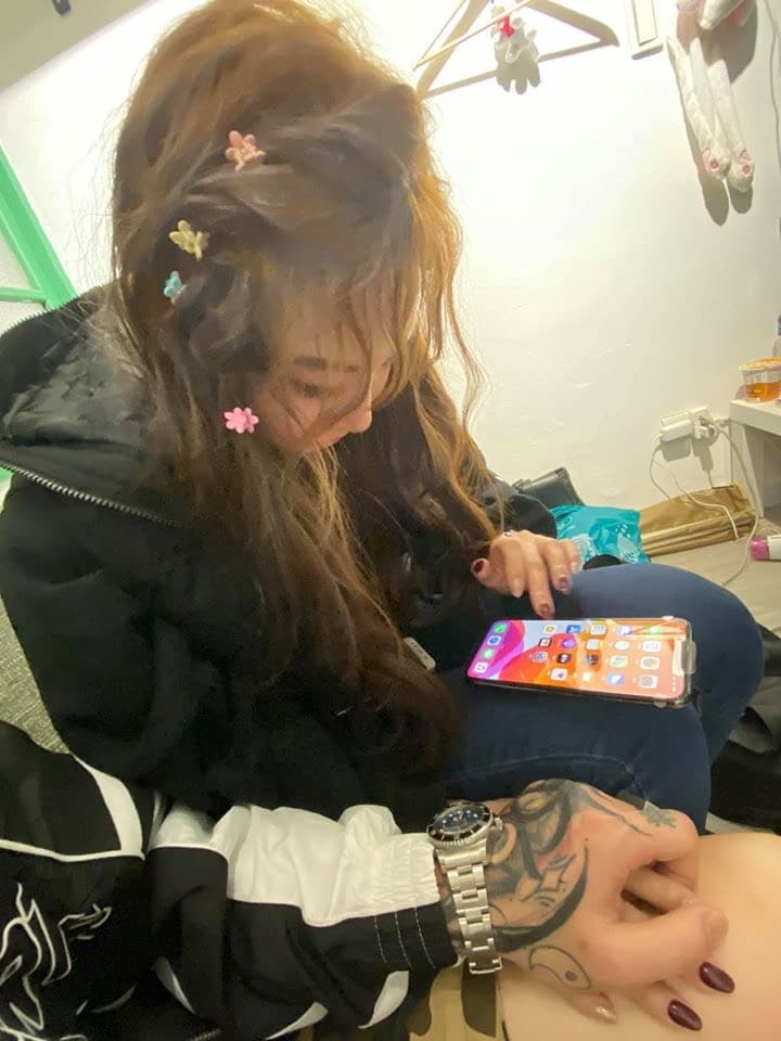 謝和弦送上新款手機,莉婭開心把玩。(翻攝自謝樂團臉書)