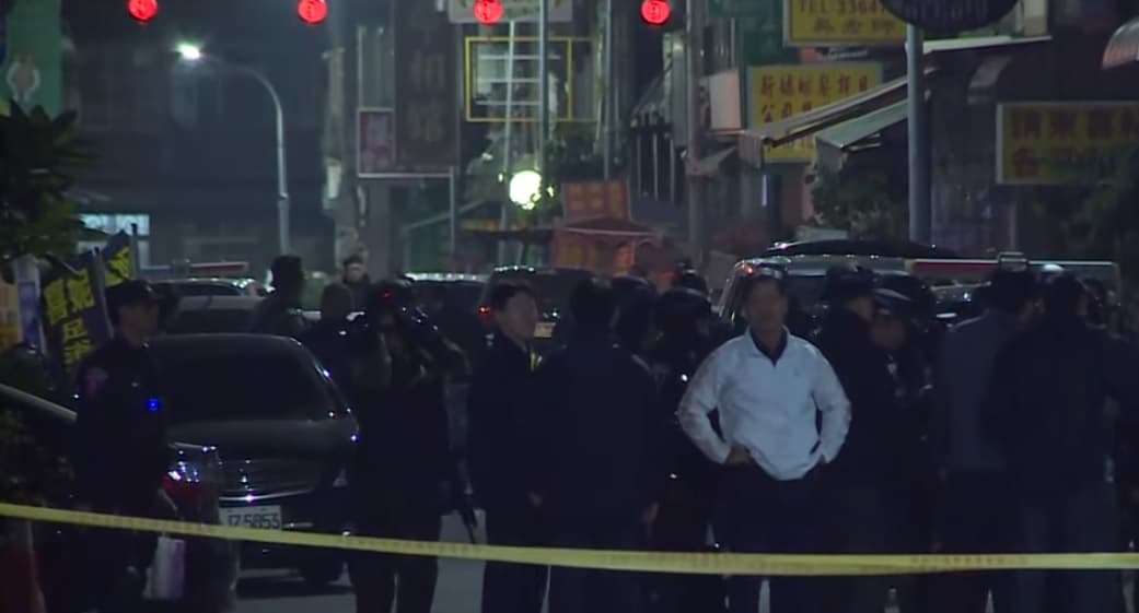 警方追緝國民黨台南黨部爆裂物案的涉案男子,雙方對峙一整夜。(翻攝畫面)