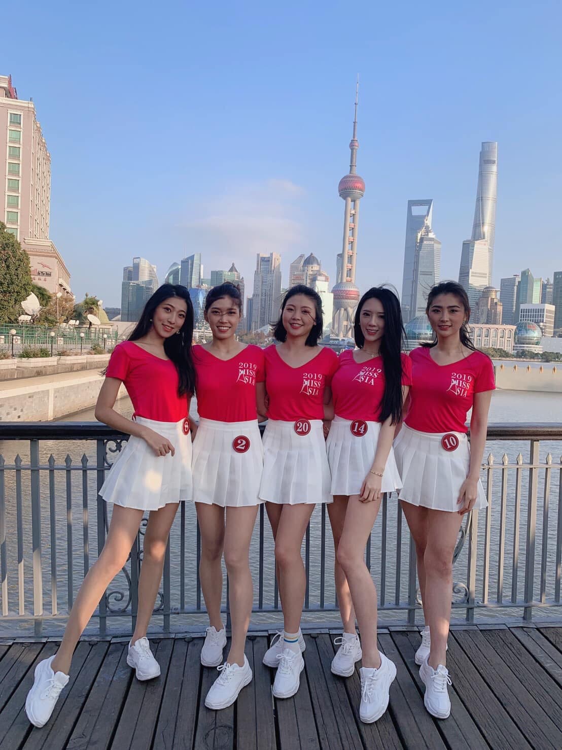 翁子涵(右二)和其他佳麗現身上海準備參加決選,對於之前連環傳出的醜聞絲毫不以為意。(翻攝自網路)