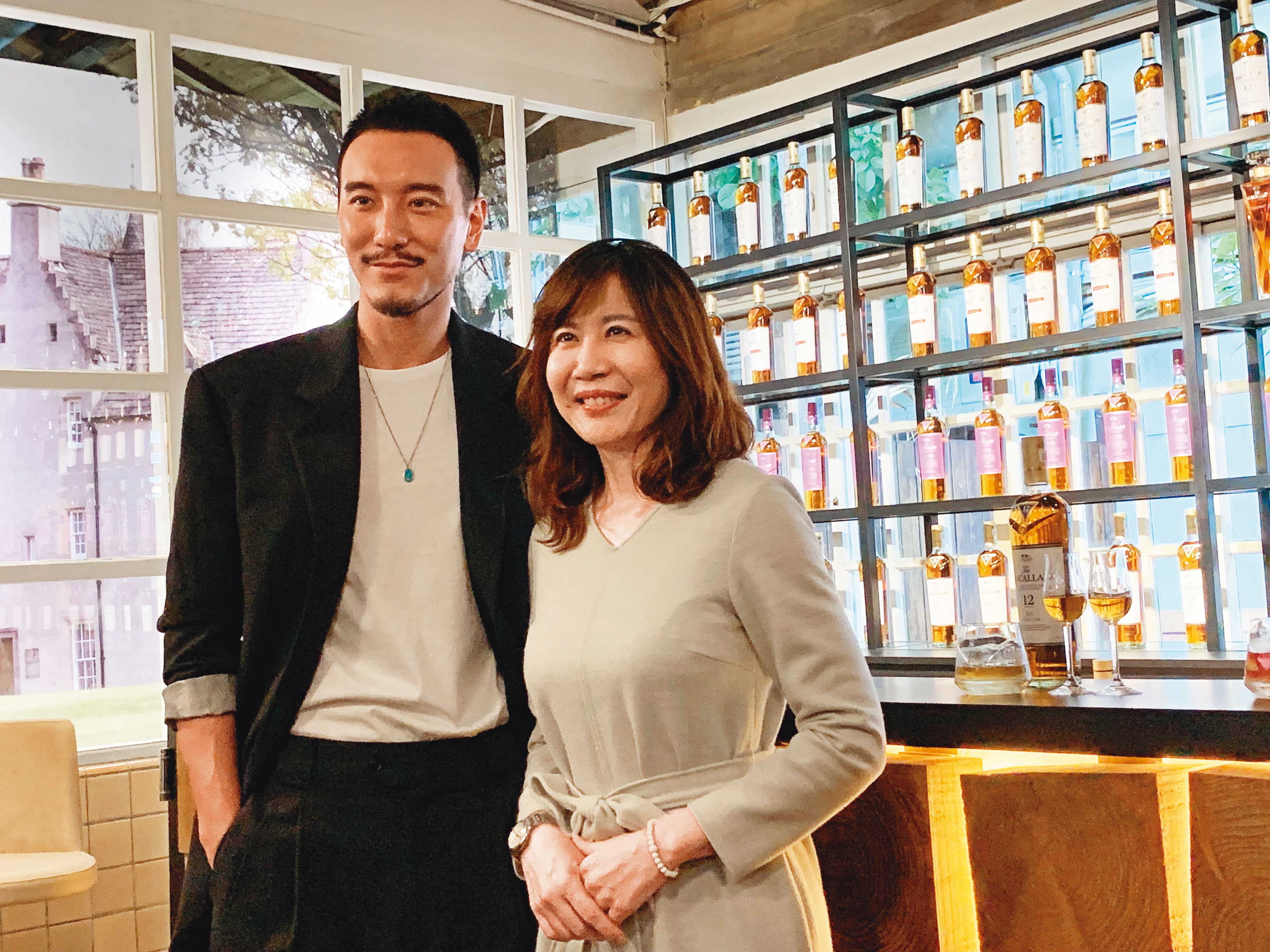 麥卡倫在華山建立攝影藝廊並辦攝影展，內有酒吧可喝一杯。開幕時藝人王陽明（左）與愛丁頓寰盛總經理吳克勤（右）合影。