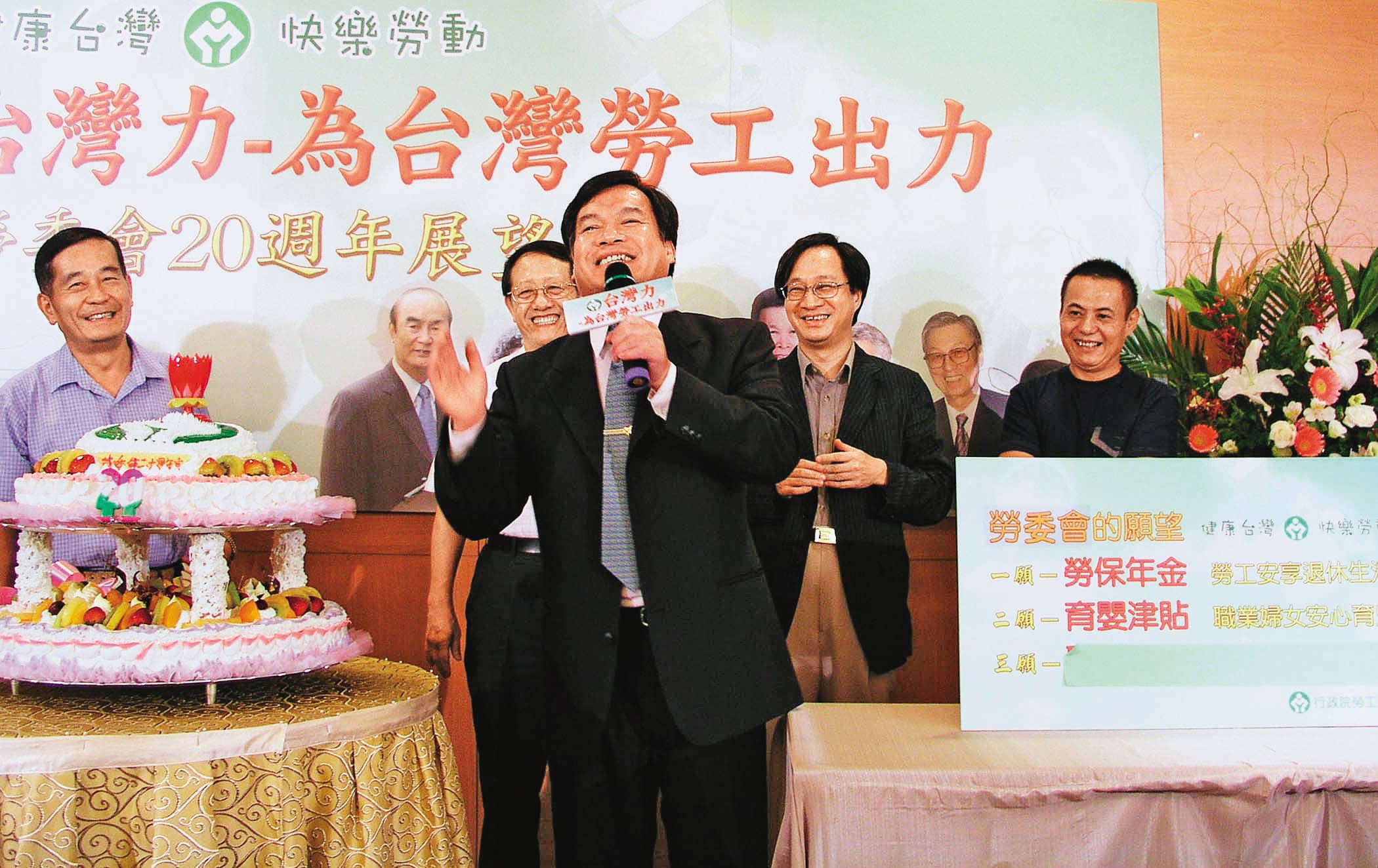 盧天麟(前)是扁政府最後一任勞委會主委,卻被亞航員工指控侵害勞工權益。(中央社)