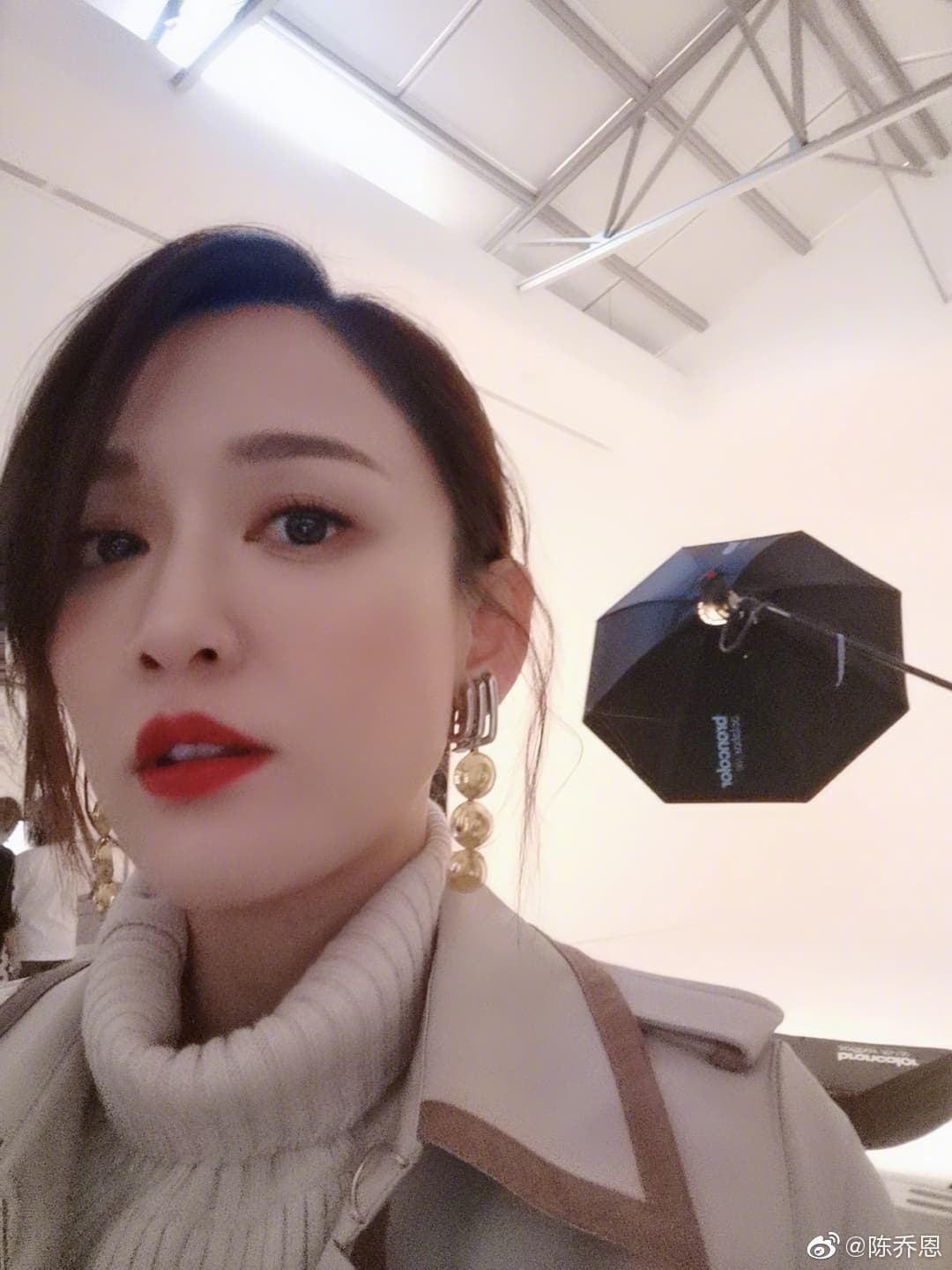 曾傳《勝女的代價》籌拍續集時,陳喬恩因價碼開太高而被換下,只有客串的份,她不滿被製作該劇的「明道工作室」換角,也和好友明道鬧失和。(翻攝自陳喬恩微博)