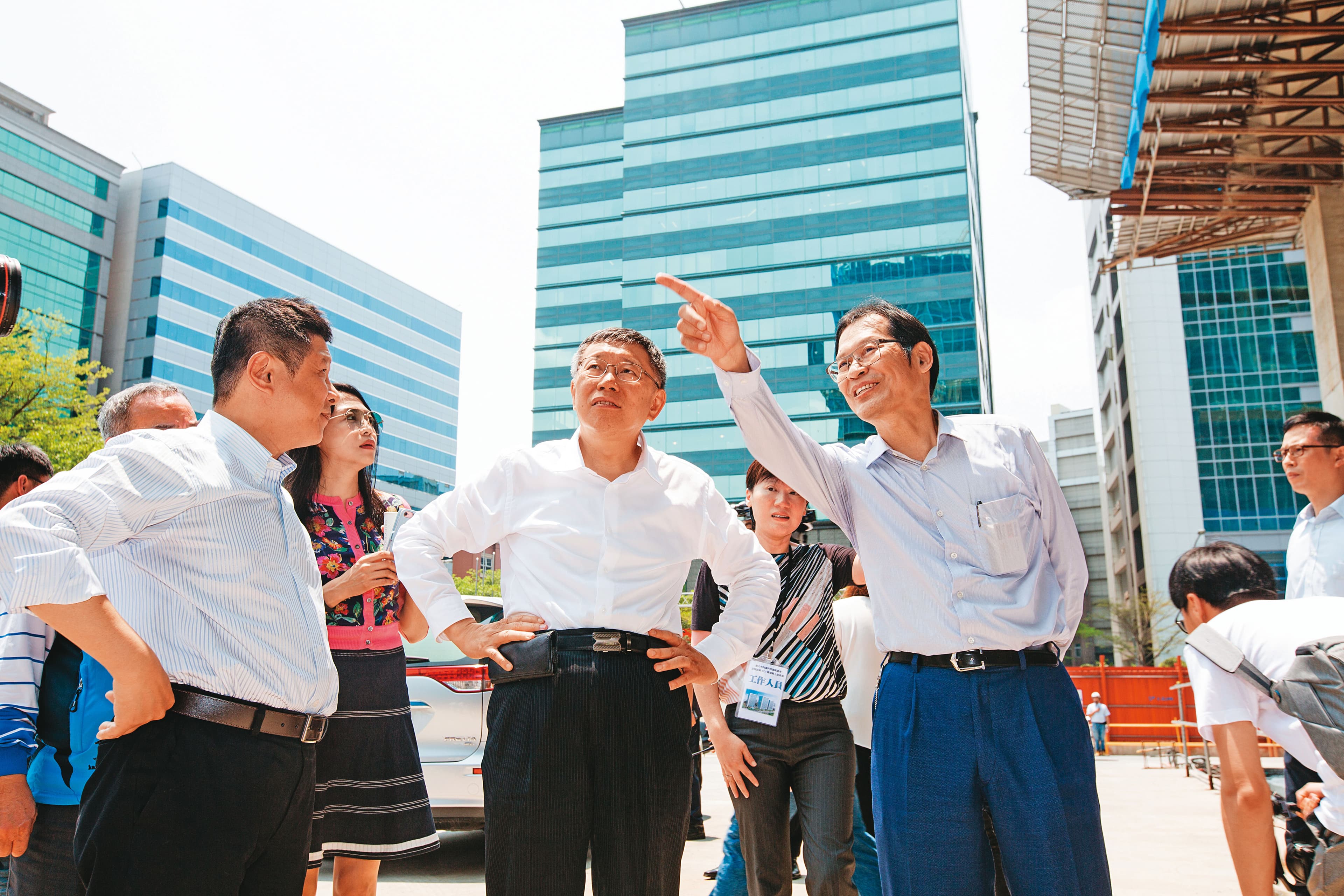 台北市長柯文哲(前中)上任後,首個BOT案「內科之心」就是由許崑泰(前右)拿下,雙方已非第1次合作。