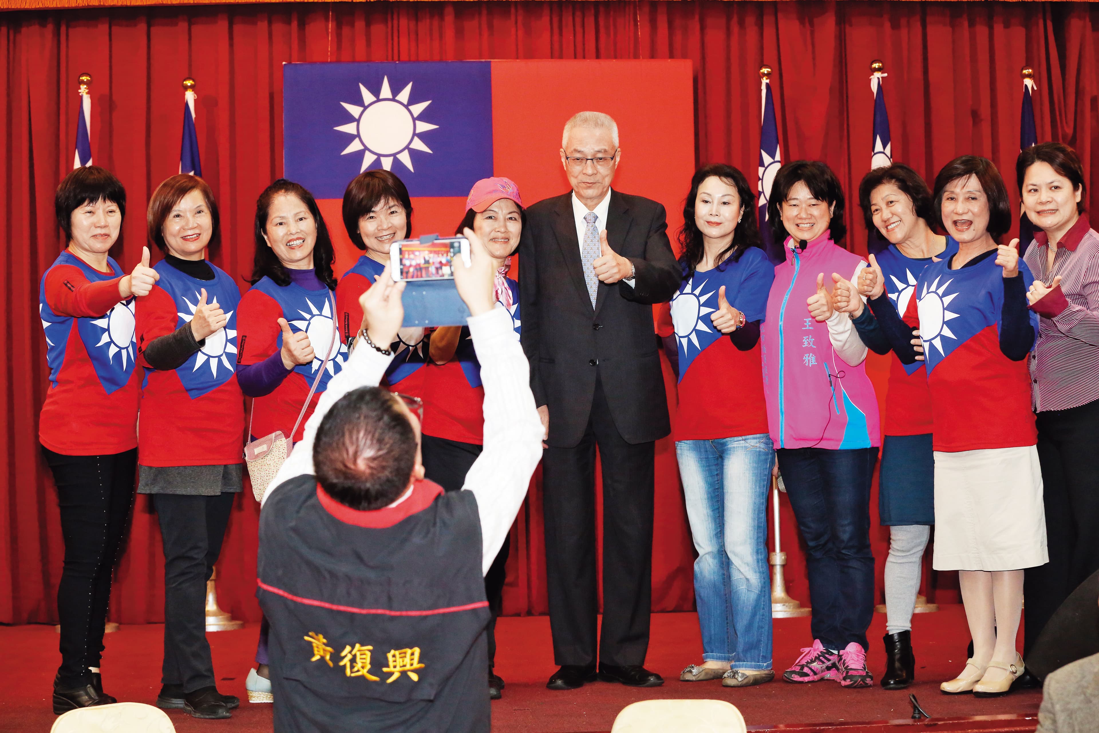 吳敦義在本屆黨主席選舉,挾黃復興黨部之力,得票過半當選,如今卻陷入逼宮窘境。