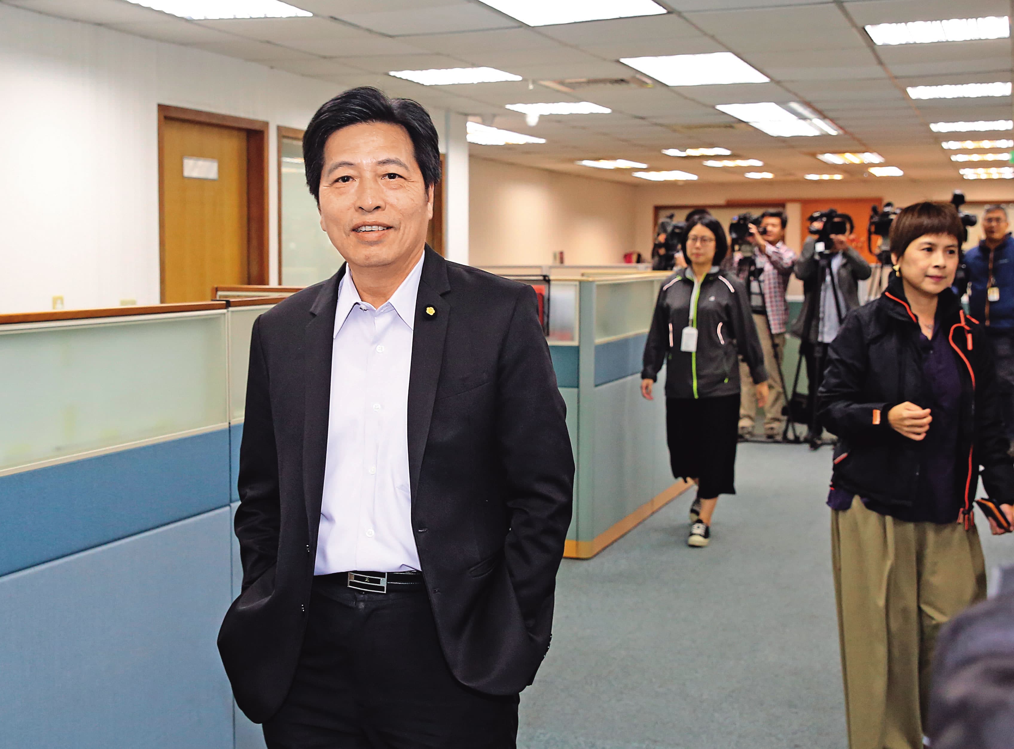 立委鄭寶清替遠航召開協調會,盼爭取保障消費者的機票信託基金減半,經交通部討論後,順利讓遠航如願拿回7千多萬元。