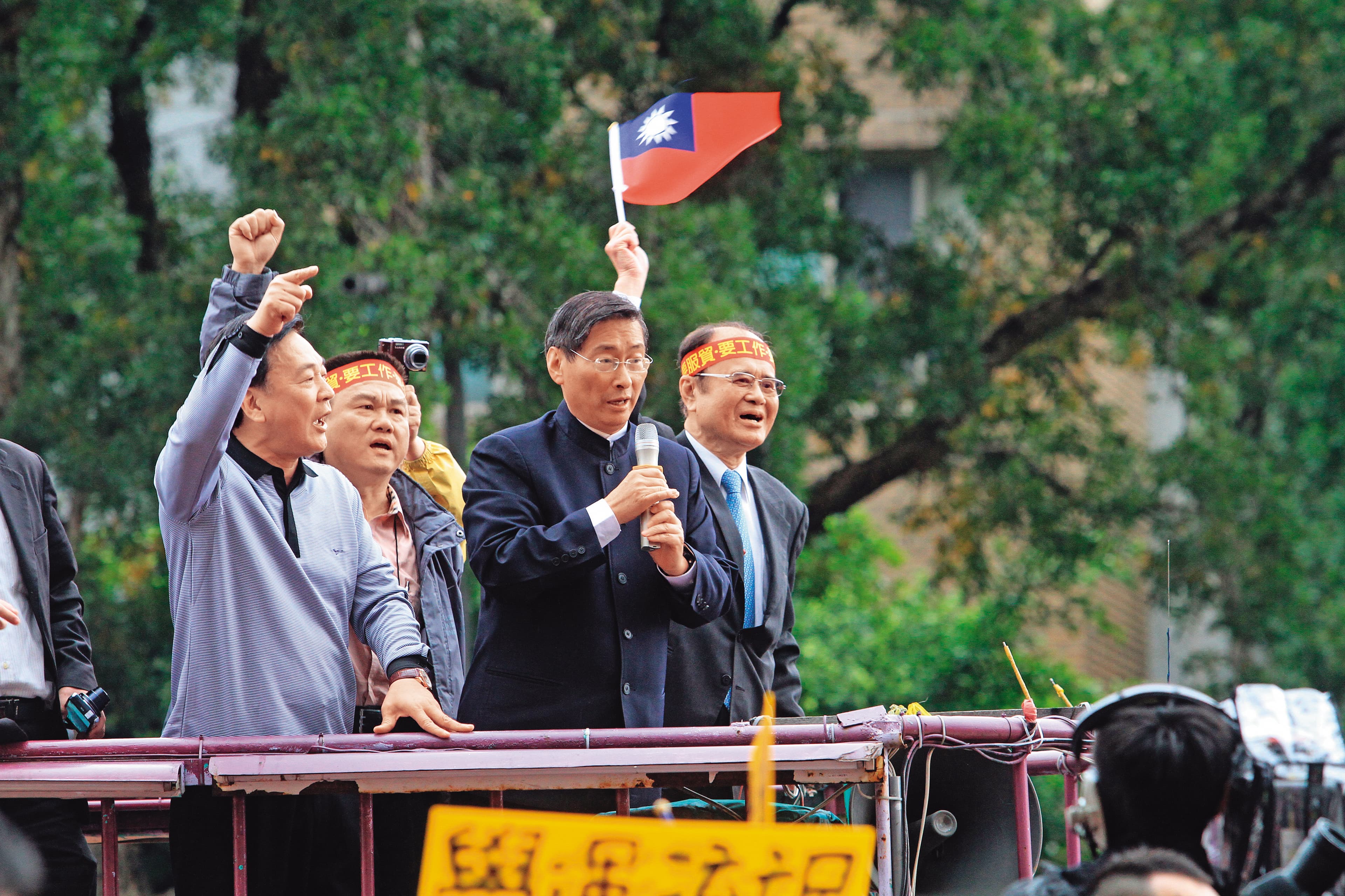 張安樂(右2)、張瑋父子與中國往來密切,並涉及地下匯兌等違法案遭查辦。