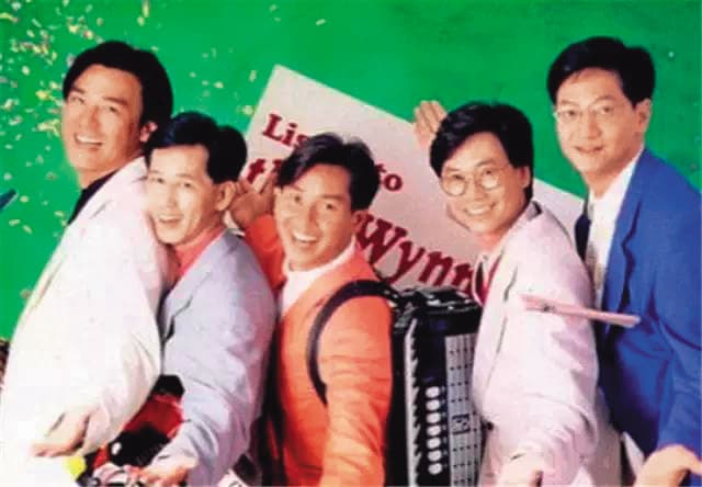 溫拿樂隊於70年代紅極一時,除了出唱片外,也拍了不少電影。左起鍾鎮濤、葉智強、譚詠麟、彭健新和陳友。 (翻攝自雪花新聞)