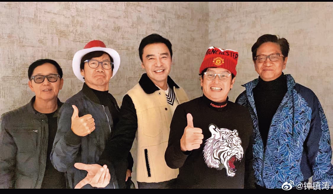 由譚詠麟為首的「溫拿樂隊」成員每個已是花甲之年,堅持每5年開演唱會來跟粉絲見面。左起葉智強、彭健新、鍾鎮濤、譚詠麟和陳友。(翻攝自鍾鎮濤微博)