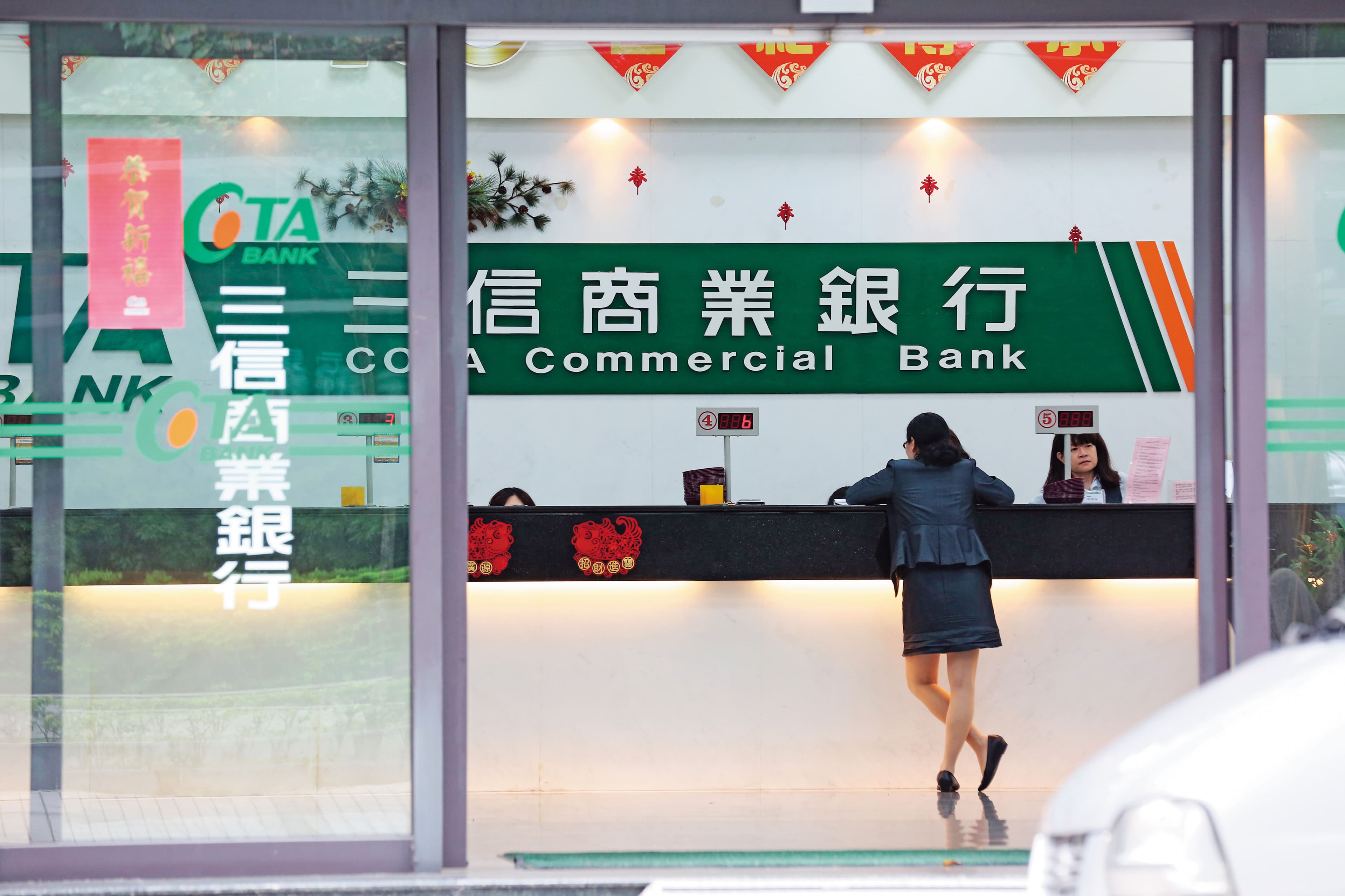 台中老牌三信商業銀行在2017年底進行董監事改選,張綱維在市場派暗助下,一舉拿下5席董事,版圖擴張至銀行業。