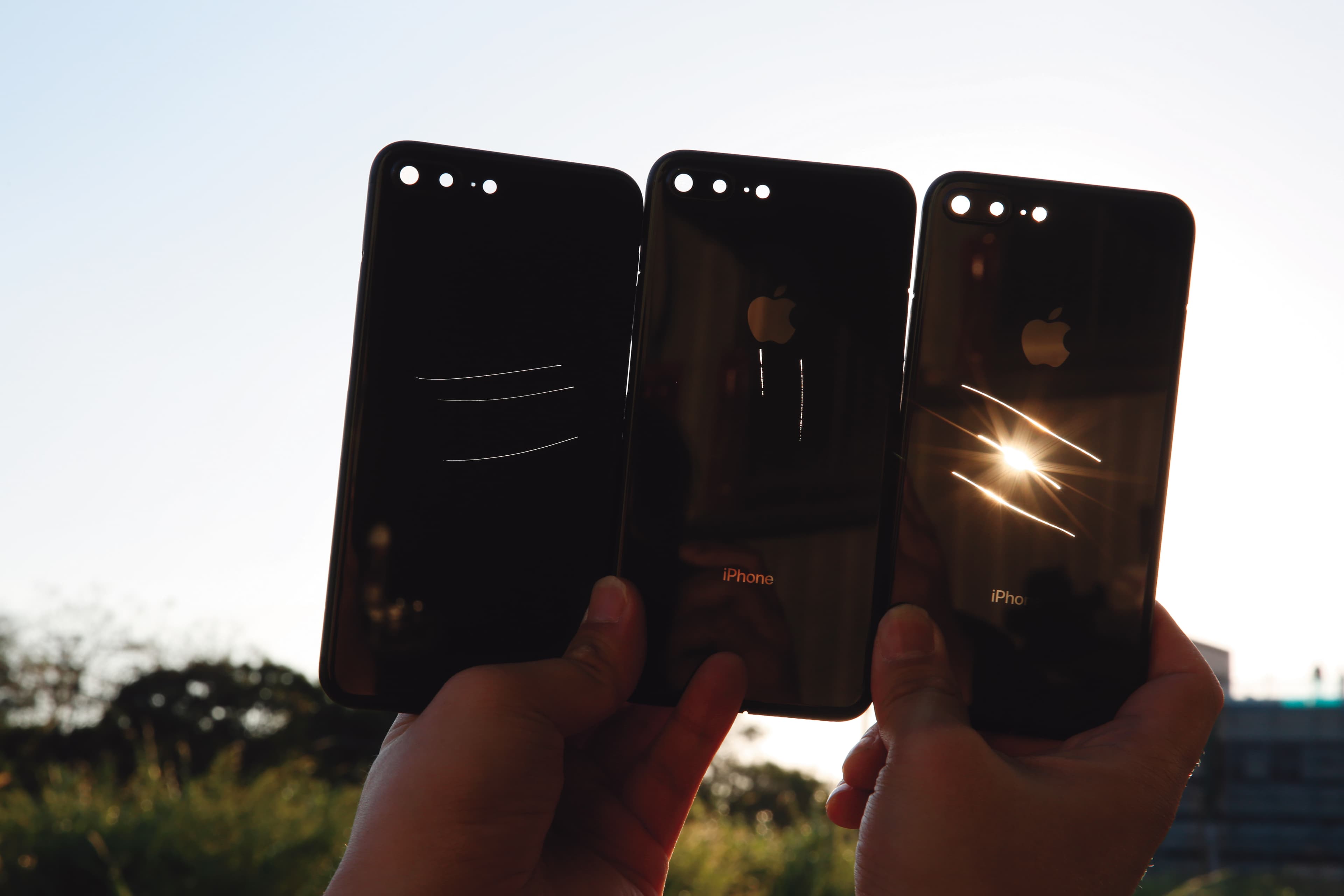 X先生出示iPhone背板上的傷痕,並指出這些傷痕都是人為造成的,如此才能將背板以不良品名義買下。