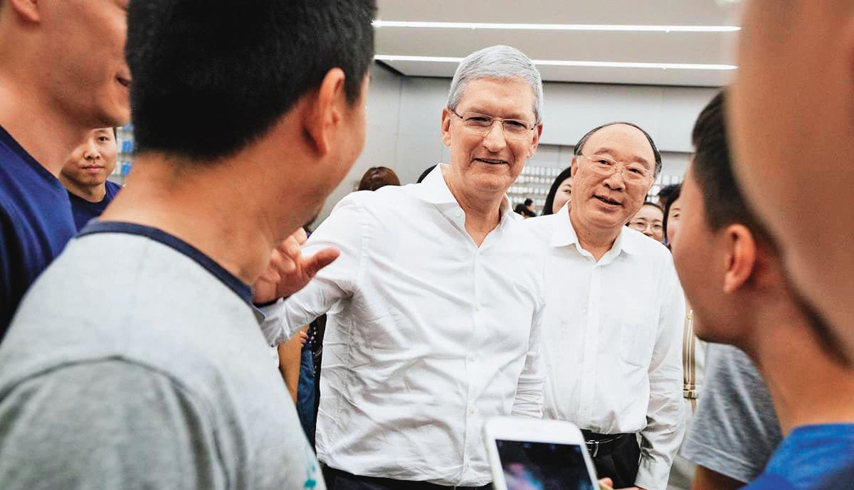 蘋果執行長庫克曾參觀富士康鄭州廠,還在推特盛讚鄭州廠是重要夥伴。(翻攝庫克推特)