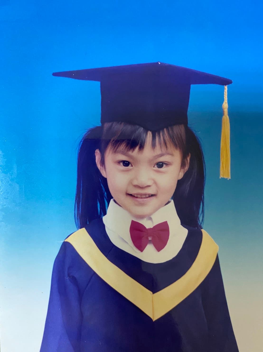 Liya莉婭小時候就是大眼、小臉,長大後五官更為精緻。(Liya莉婭提供)
